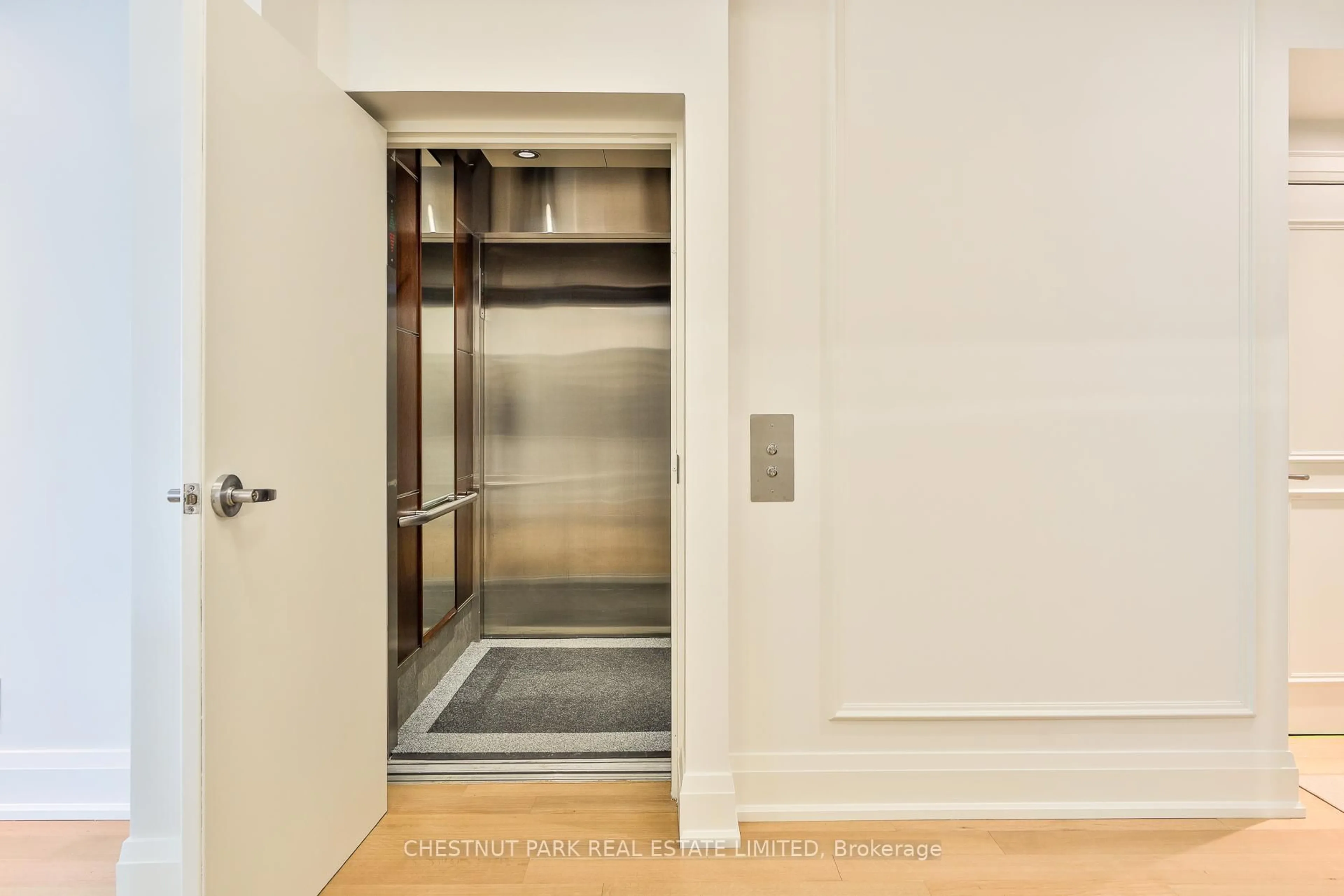 Indoor foyer for 25 Scrivener Sq #909, Toronto Ontario M4W 3Y6
