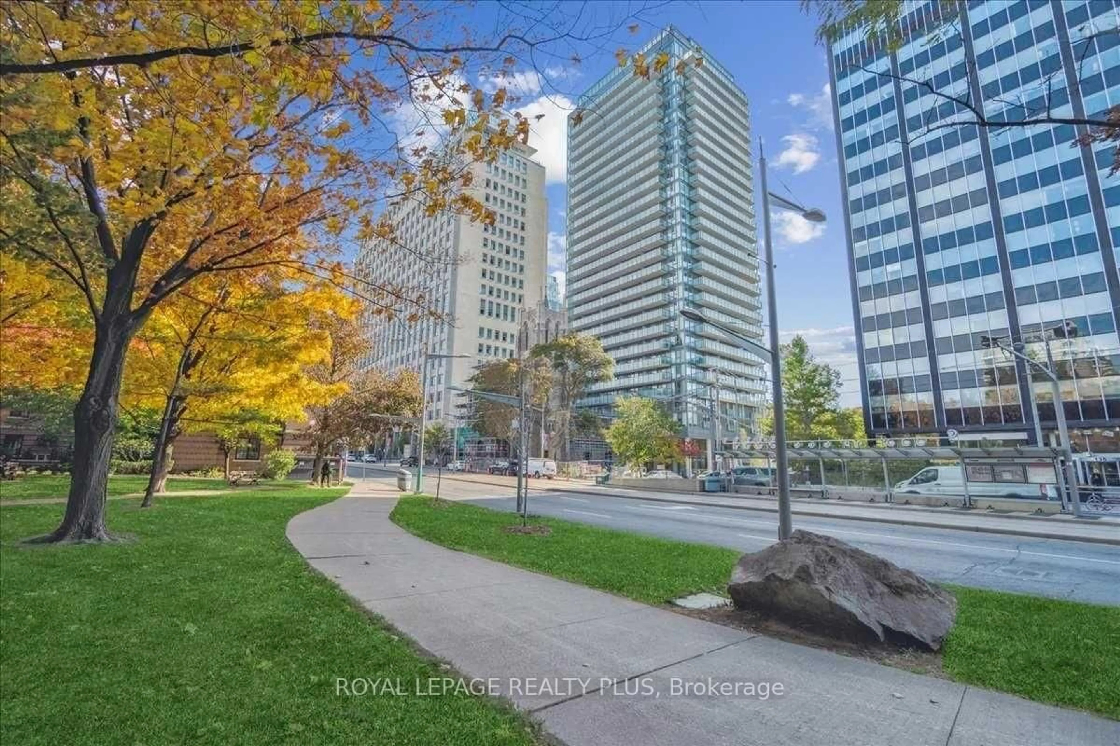 Patio, street for 99 Foxbar Rd #302, Toronto Ontario M4V 2G5