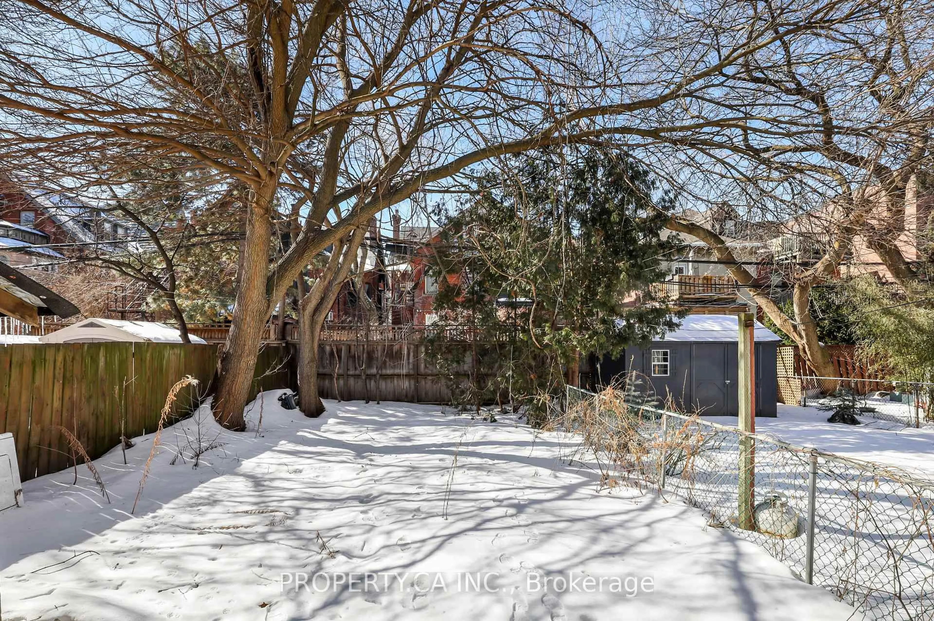 A pic from outside/outdoor area/front of a property/back of a property/a pic from drone, street for 552 Huron St, Toronto Ontario M5R 2R7