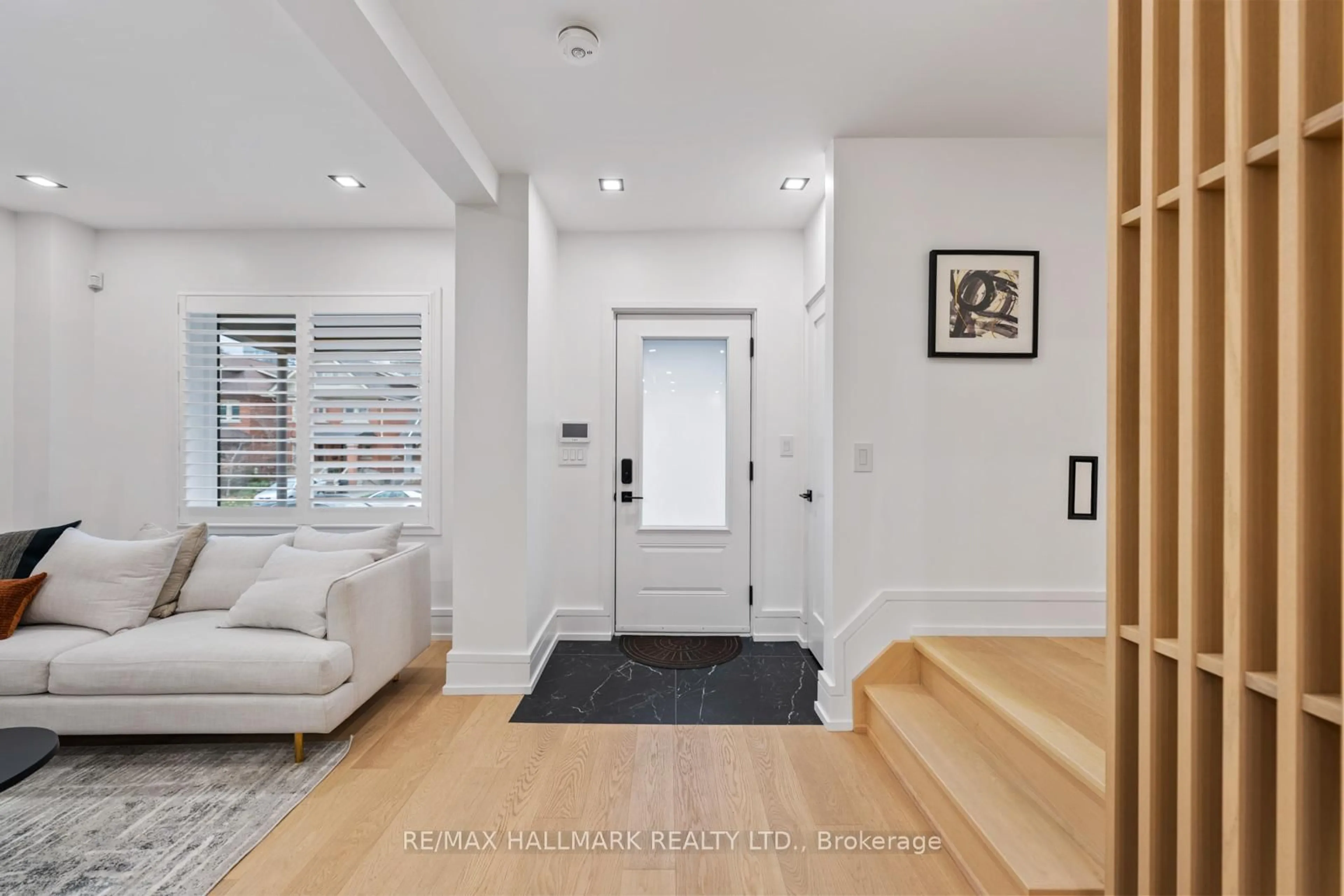 Indoor entryway for 86 Albertus Ave, Toronto Ontario M4R 1J7
