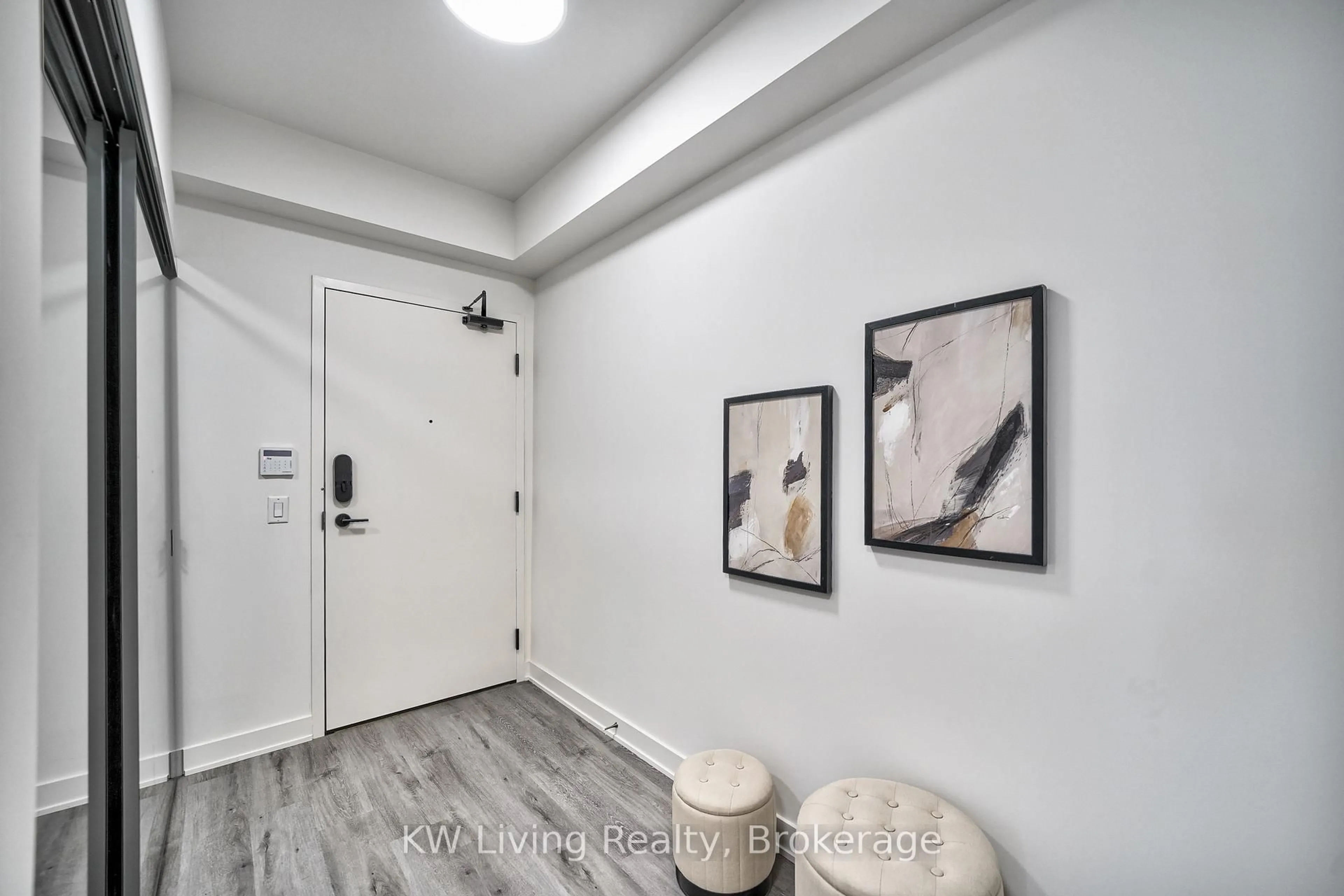 Indoor entryway for 100 Dalhousie St #2701, Toronto Ontario M5B 0C7