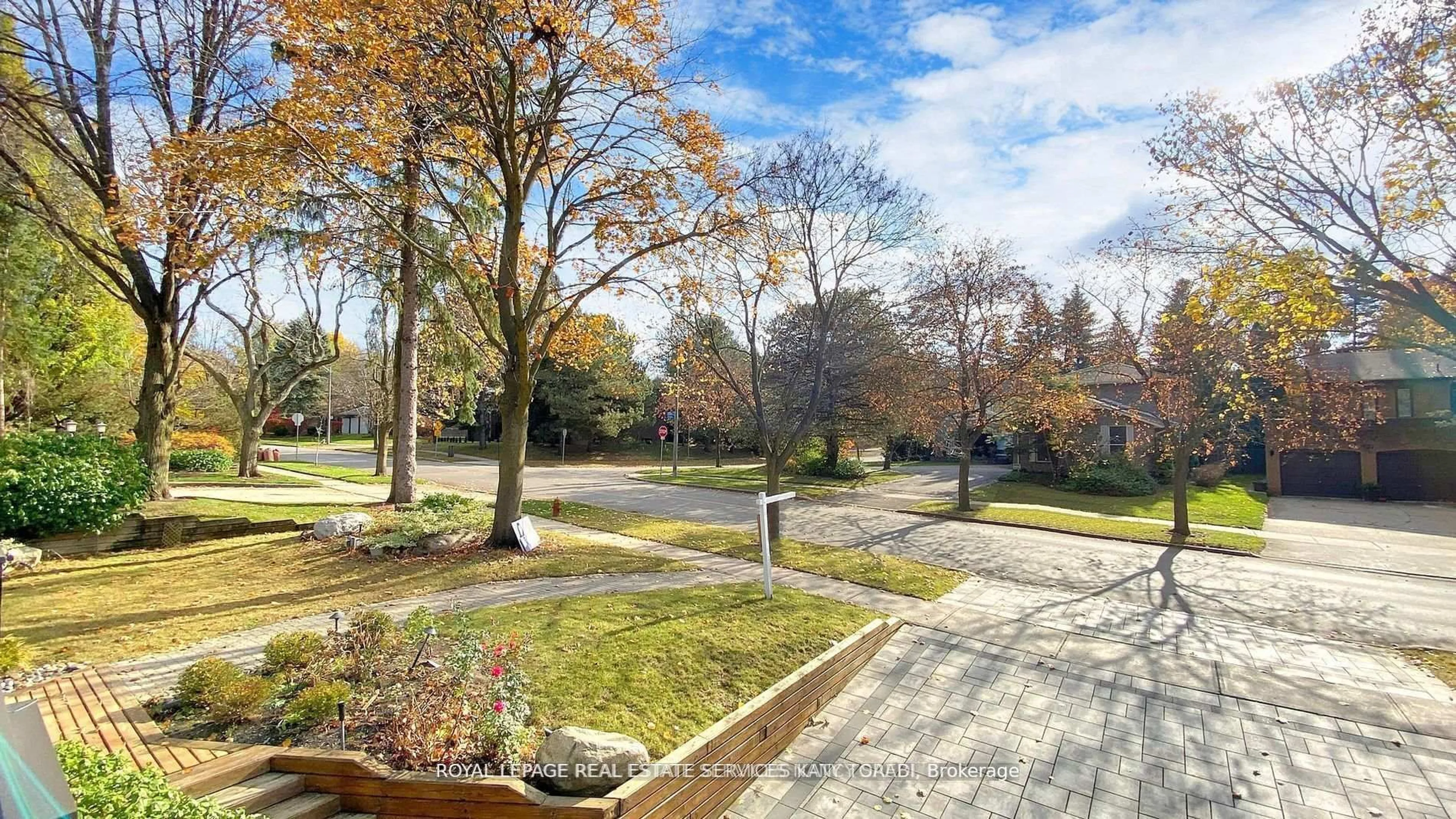 A pic from outside/outdoor area/front of a property/back of a property/a pic from drone, street for 136 Denlow Blvd, Toronto Ontario M3B 3J2