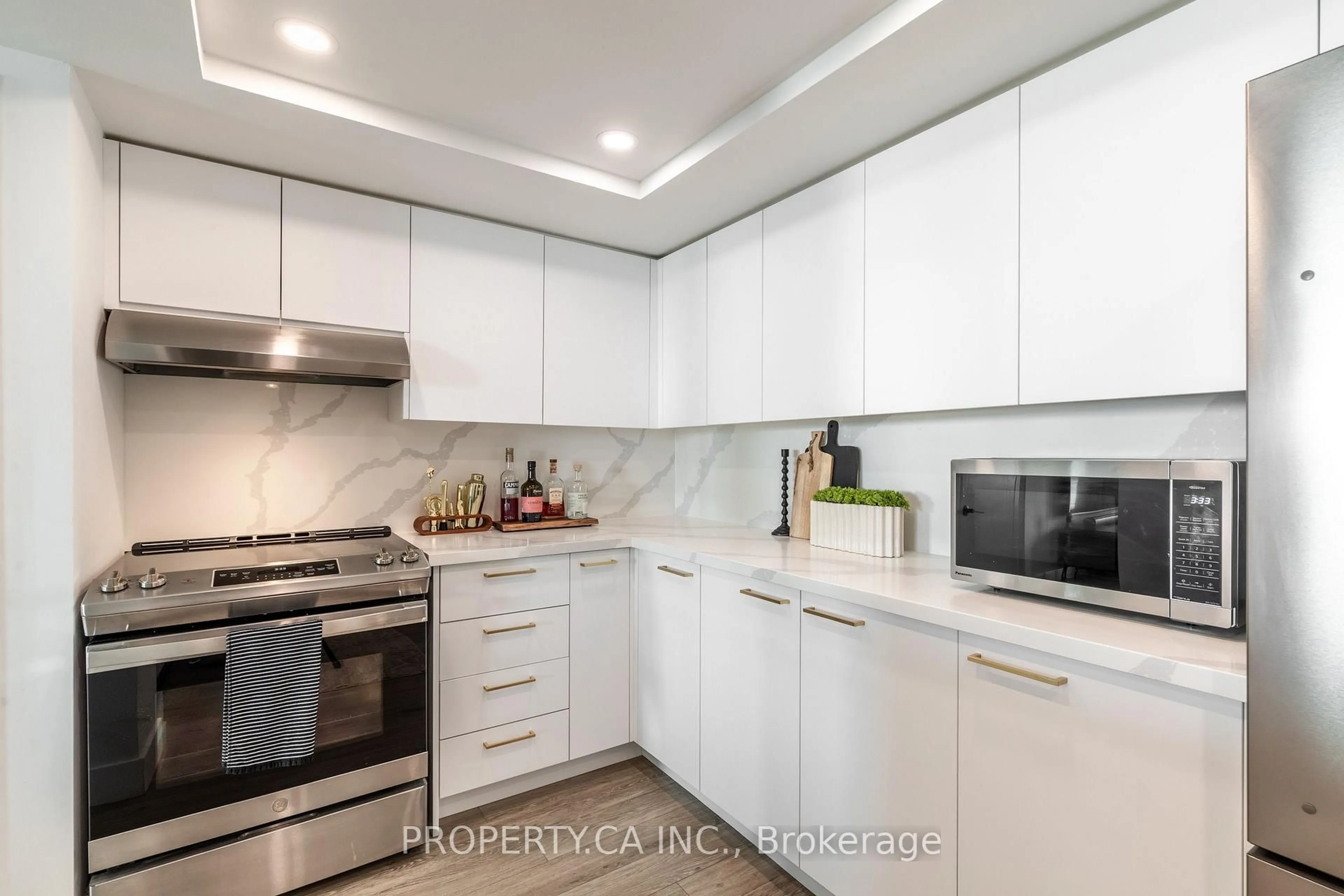 Unknown for 77 Harbour Sq #2212, Toronto Ontario M5J 2S2