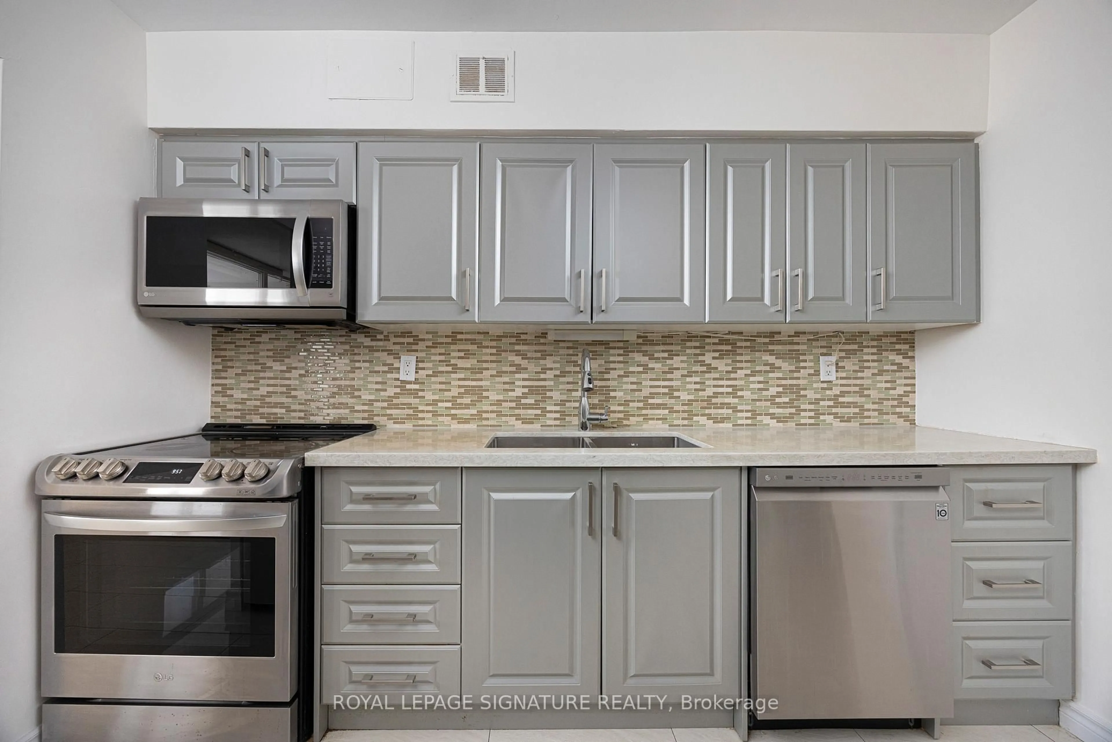 Standard kitchen, ceramic/tile floor for 1350 York Mills Rd #803, Toronto Ontario M3A 1Z9