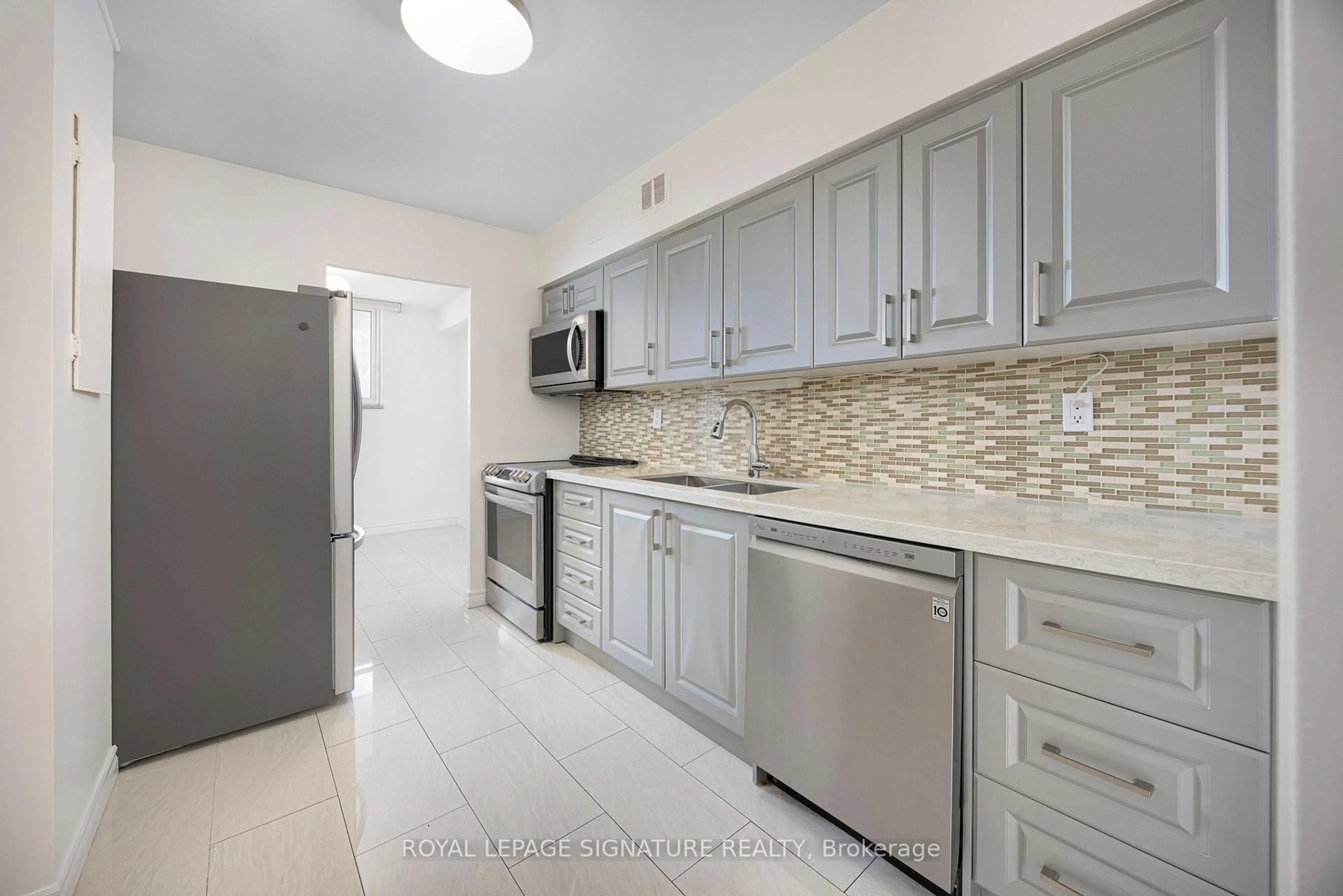 Standard kitchen, ceramic/tile floor for 1350 York Mills Rd #803, Toronto Ontario M3A 1Z9