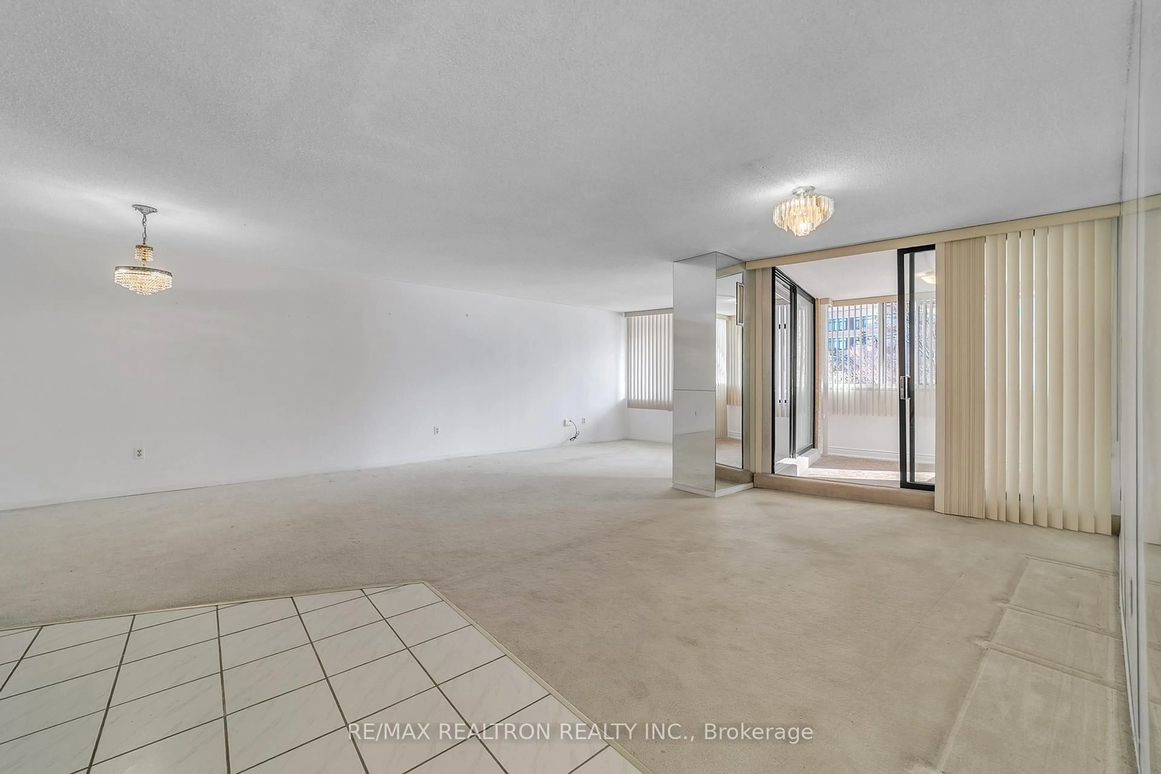 Indoor foyer for 1201 Steeles Ave #102, Toronto Ontario M2R 3K1