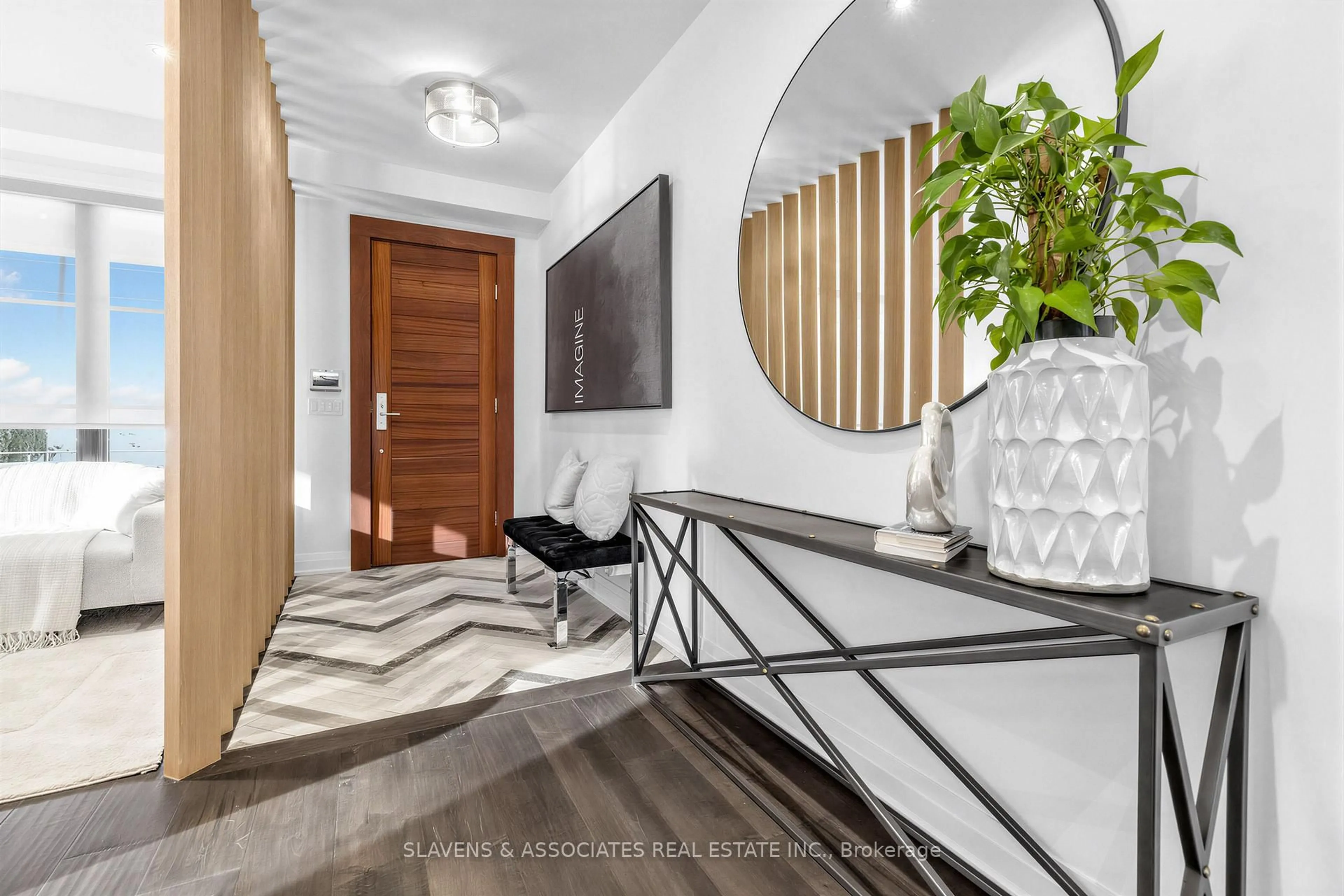 Indoor entryway for 41 Invermay Ave, Toronto Ontario M3H 1Z1