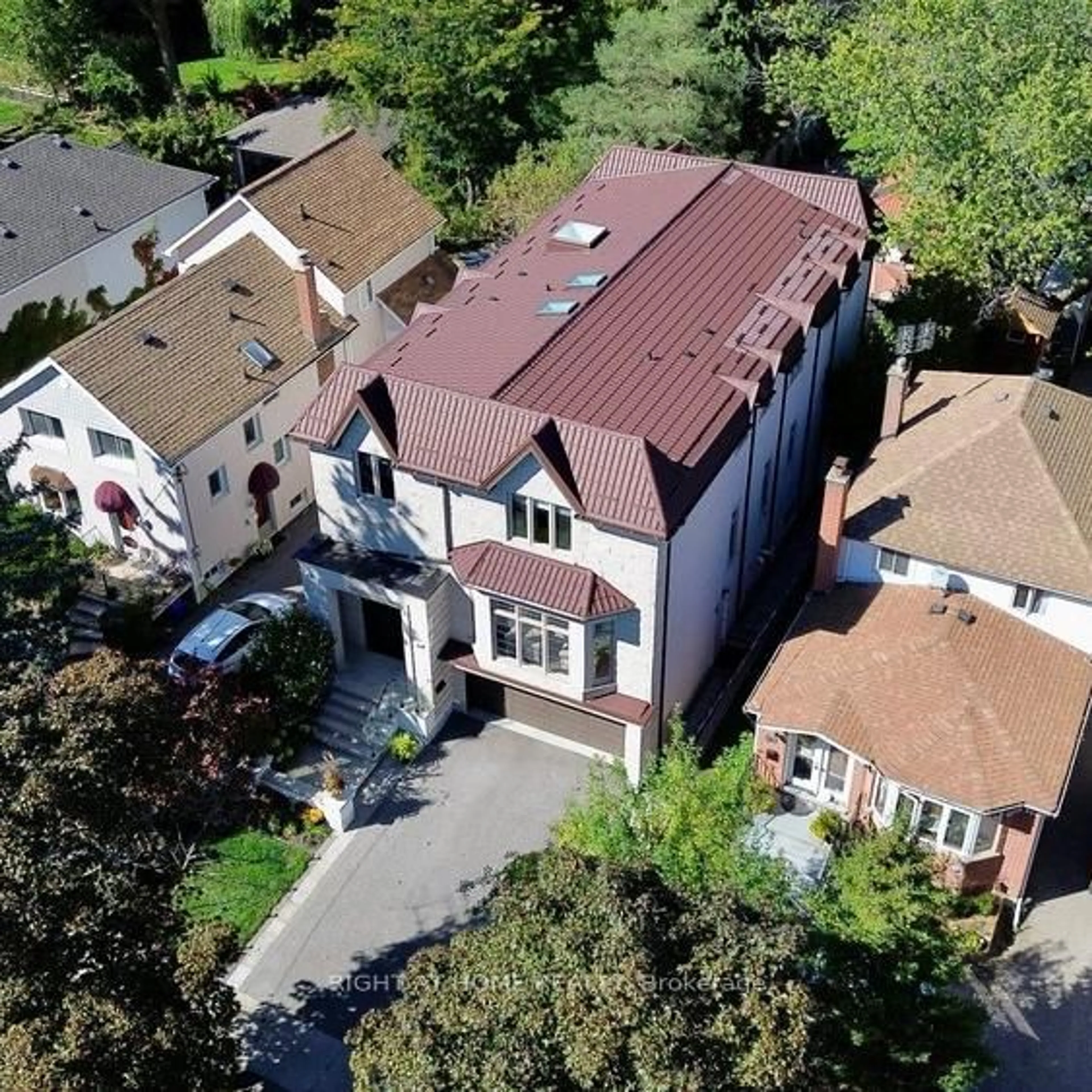 A pic from outside/outdoor area/front of a property/back of a property/a pic from drone, street for 316 Churchill Ave, Toronto Ontario M2R 1E7