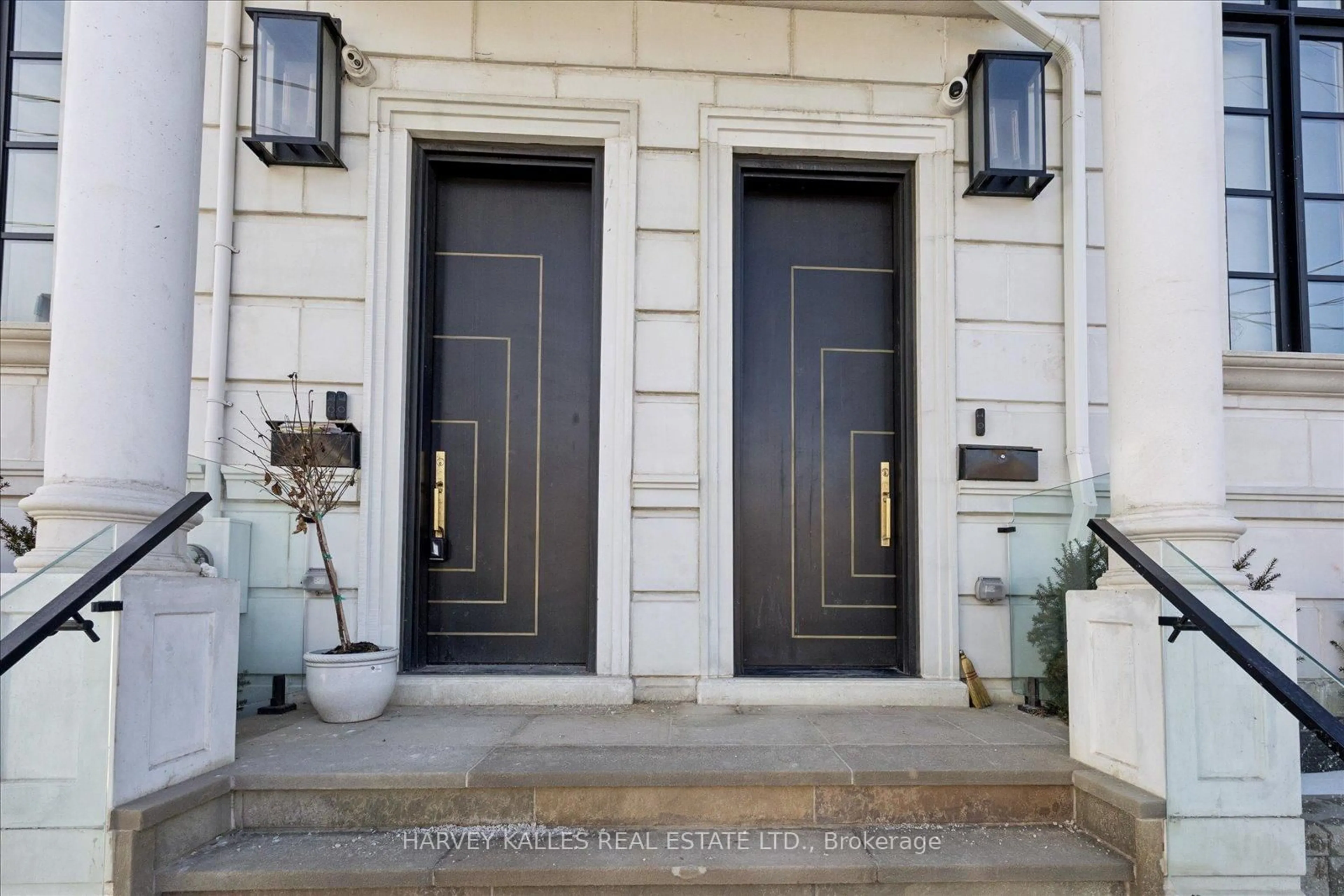 Indoor entryway for 1202 Avenue Rd, Toronto Ontario M5N 2G4