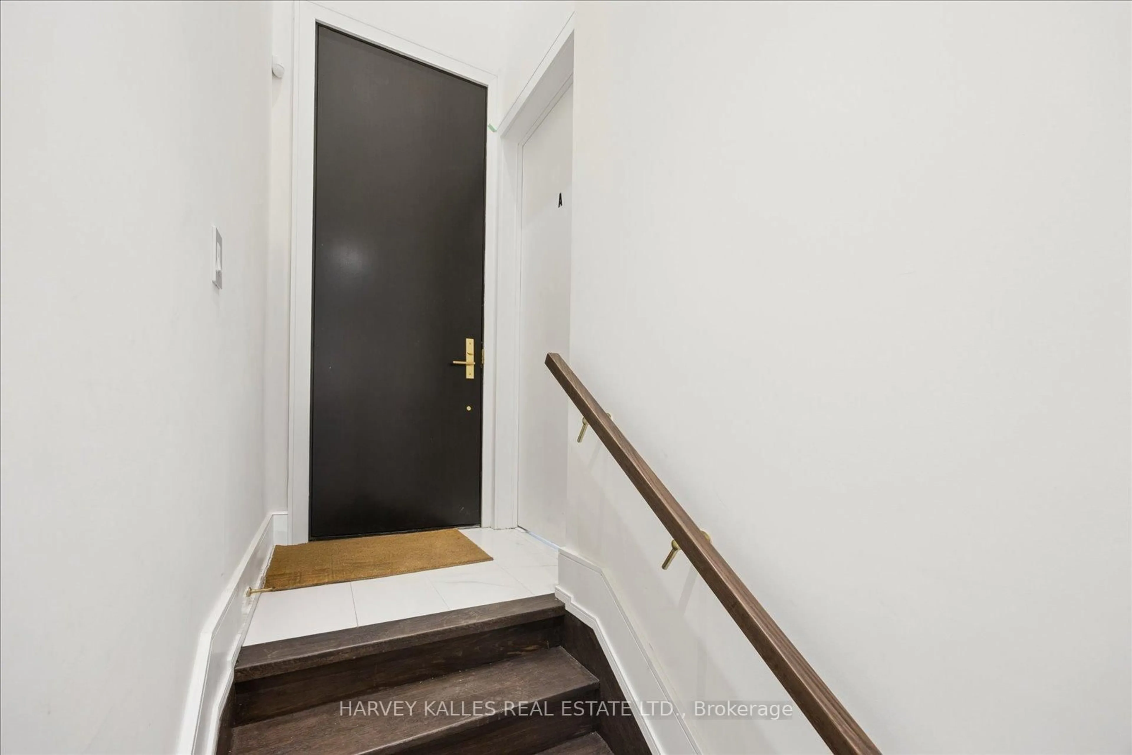 Indoor entryway for 1202 Avenue Rd, Toronto Ontario M5N 2G4