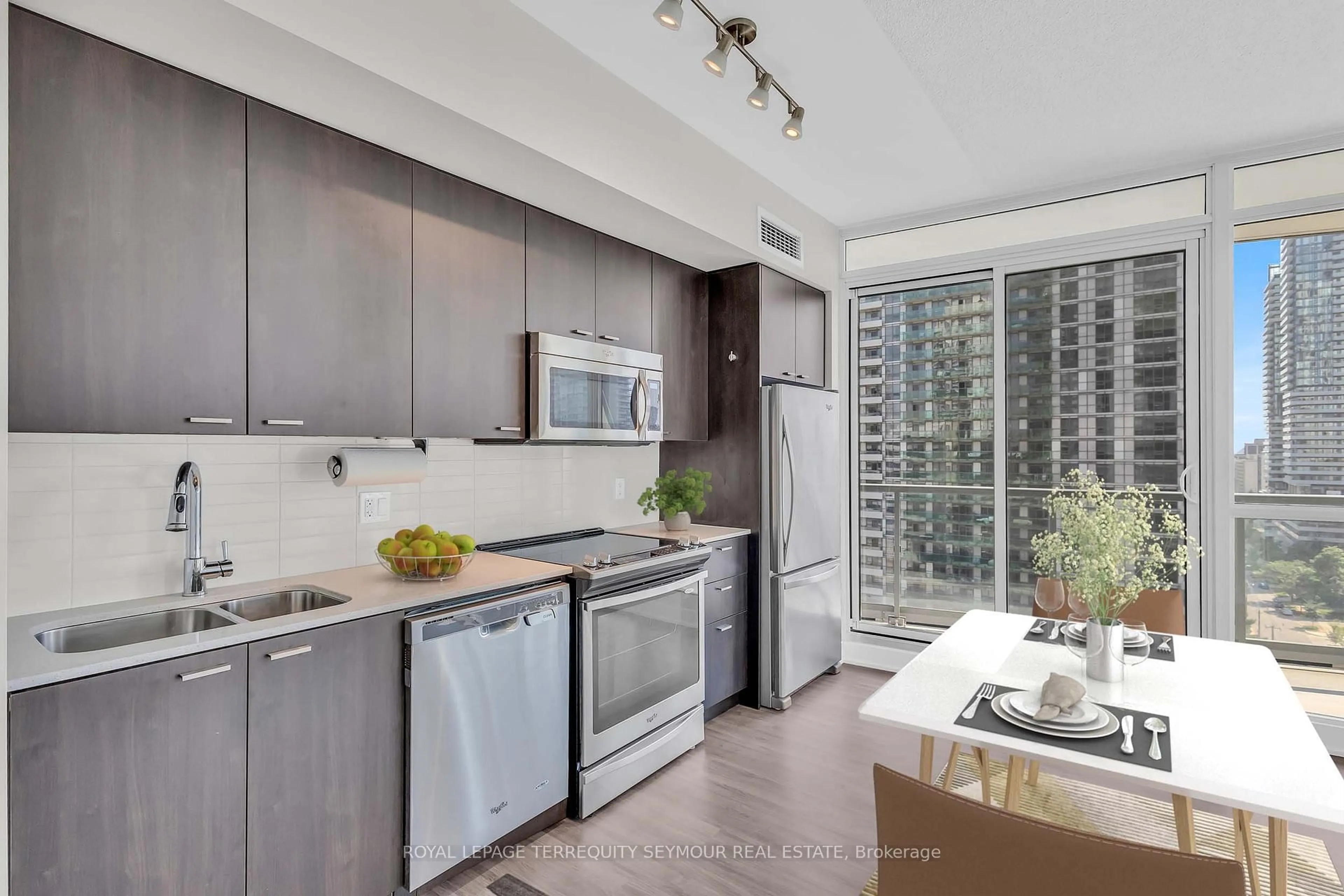 Standard kitchen, unknown for 30 Roehampton Ave #1210, Toronto Ontario M4P 0B9