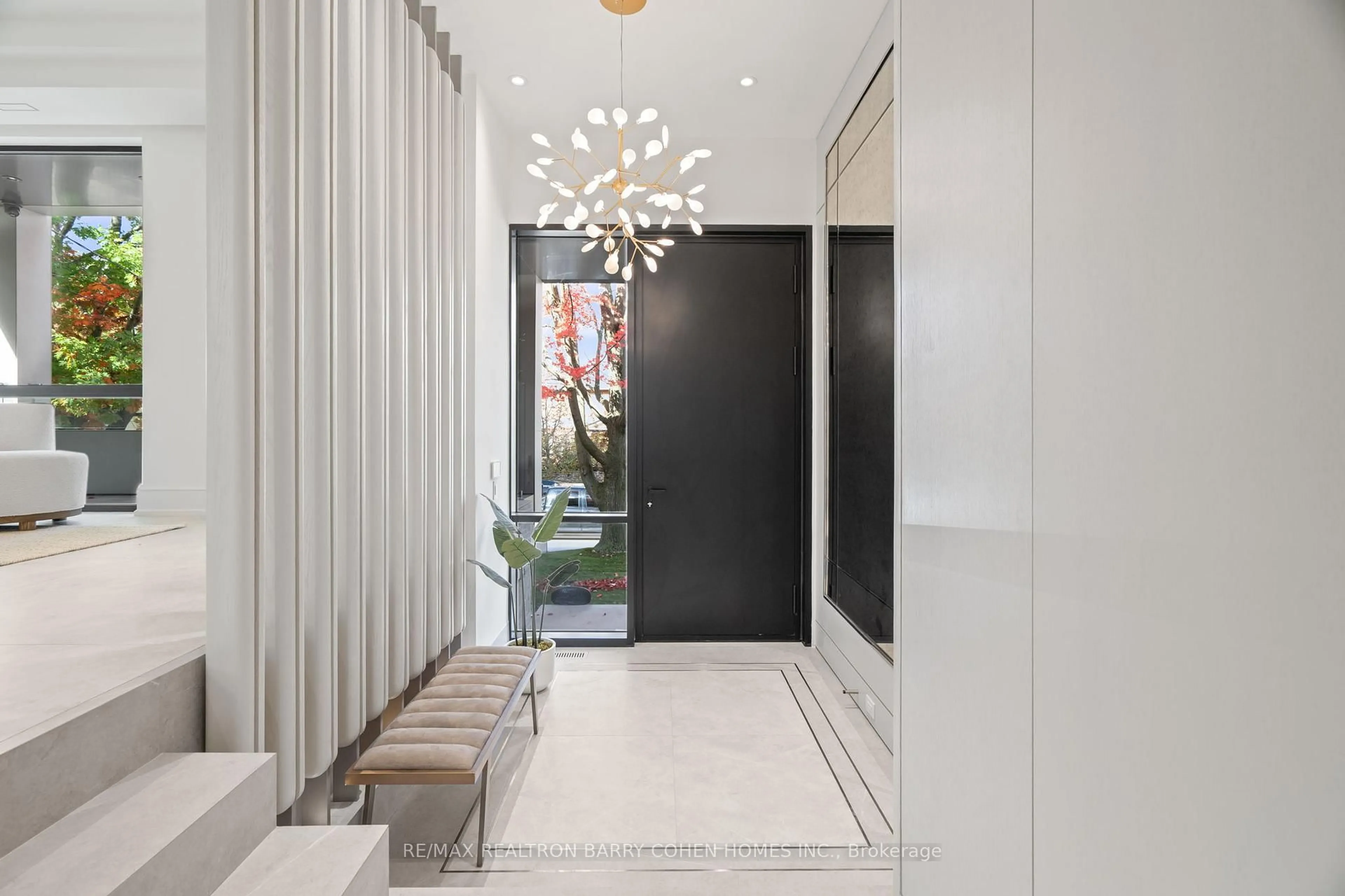 Indoor foyer for 39 Chudleigh Ave, Toronto Ontario M4R 1T1