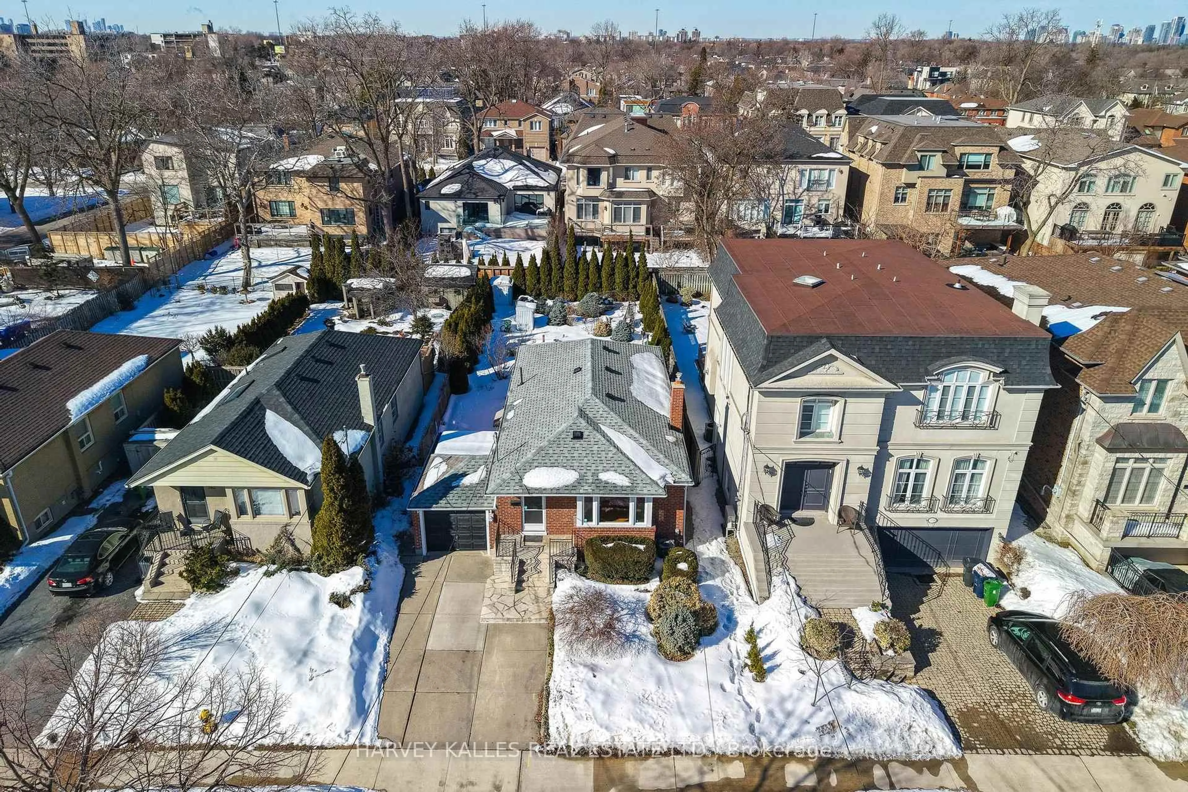 A pic from outside/outdoor area/front of a property/back of a property/a pic from drone, street for 380 Brooke Ave, Toronto Ontario M5M 2L6