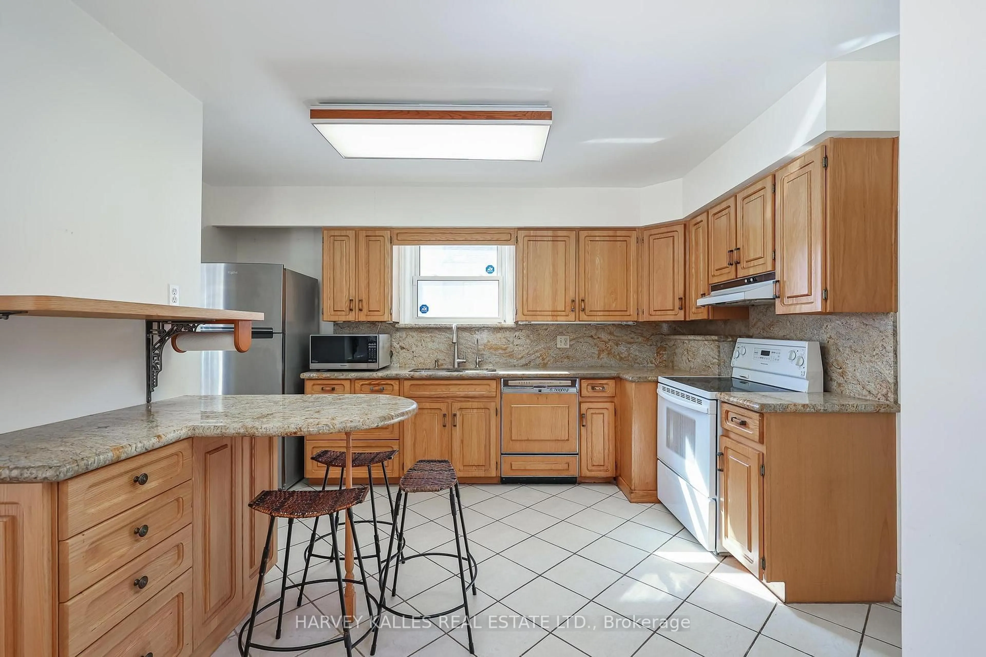 Standard kitchen, ceramic/tile floor for 380 Brooke Ave, Toronto Ontario M5M 2L6