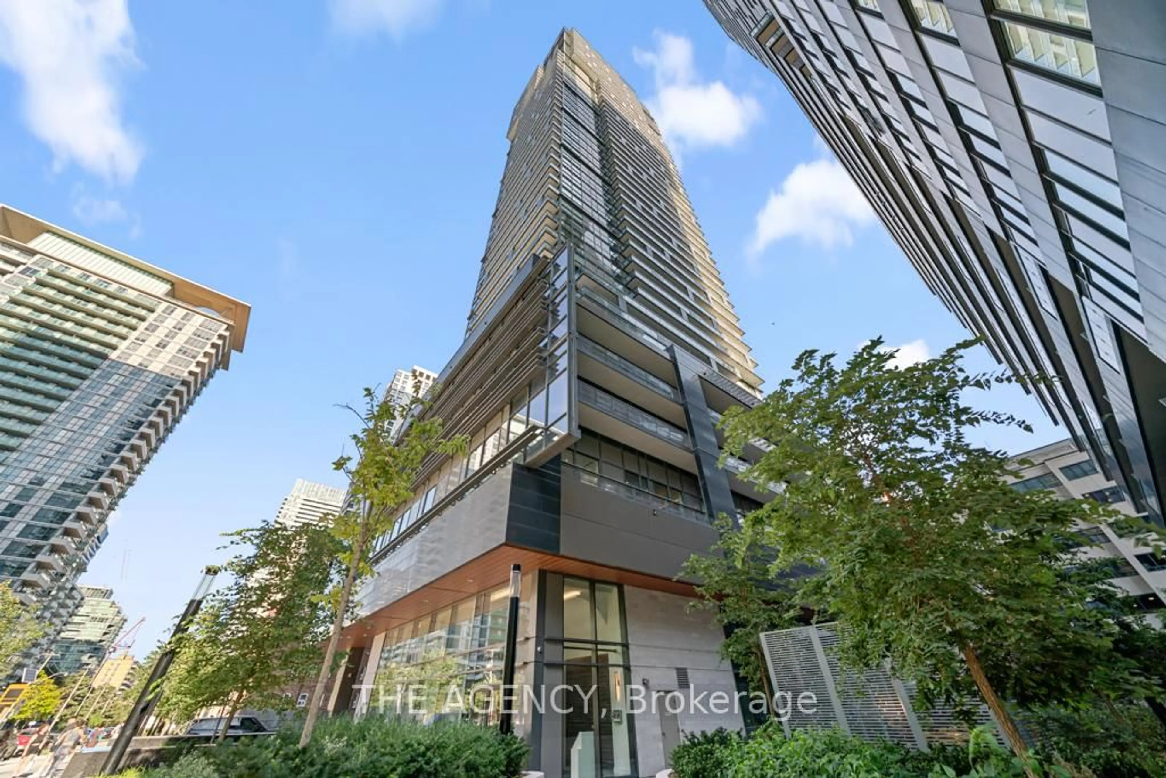 Indoor foyer for 39 Roehampton Ave #4506, Toronto Ontario M4P 0G1
