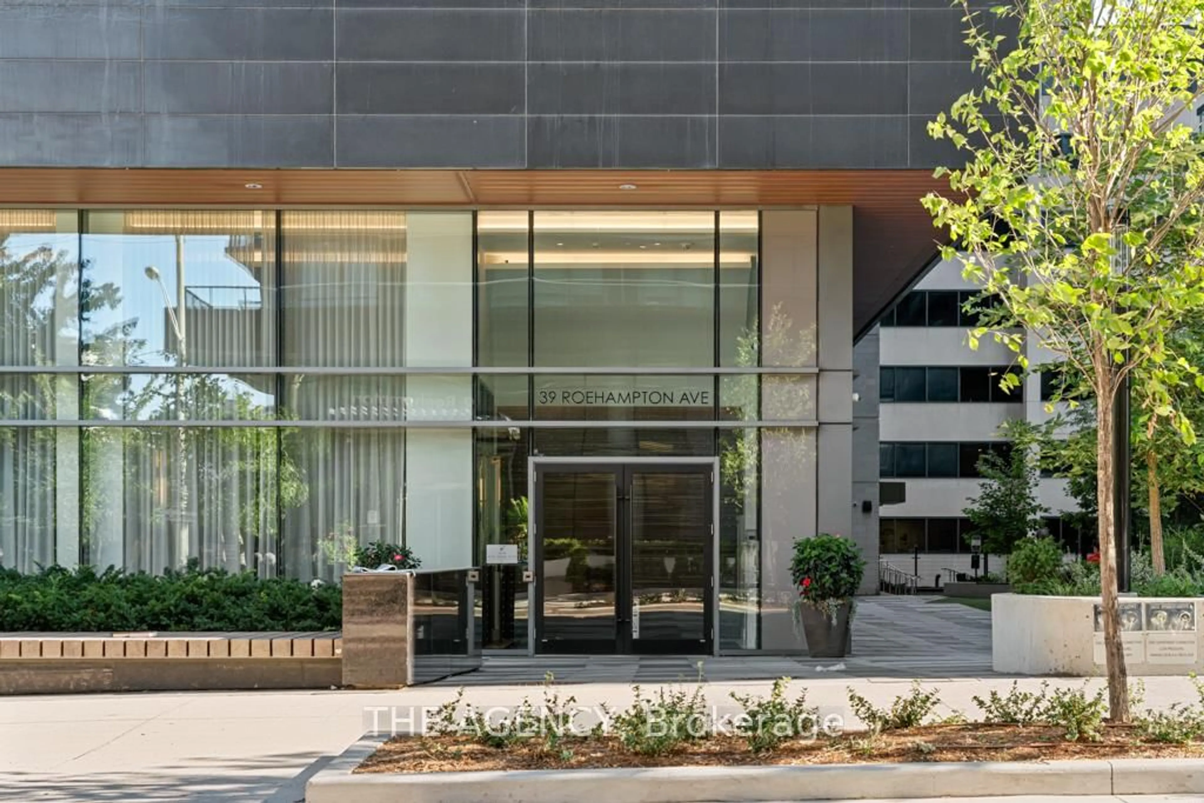 Indoor foyer for 39 Roehampton Ave #4506, Toronto Ontario M4P 0G1