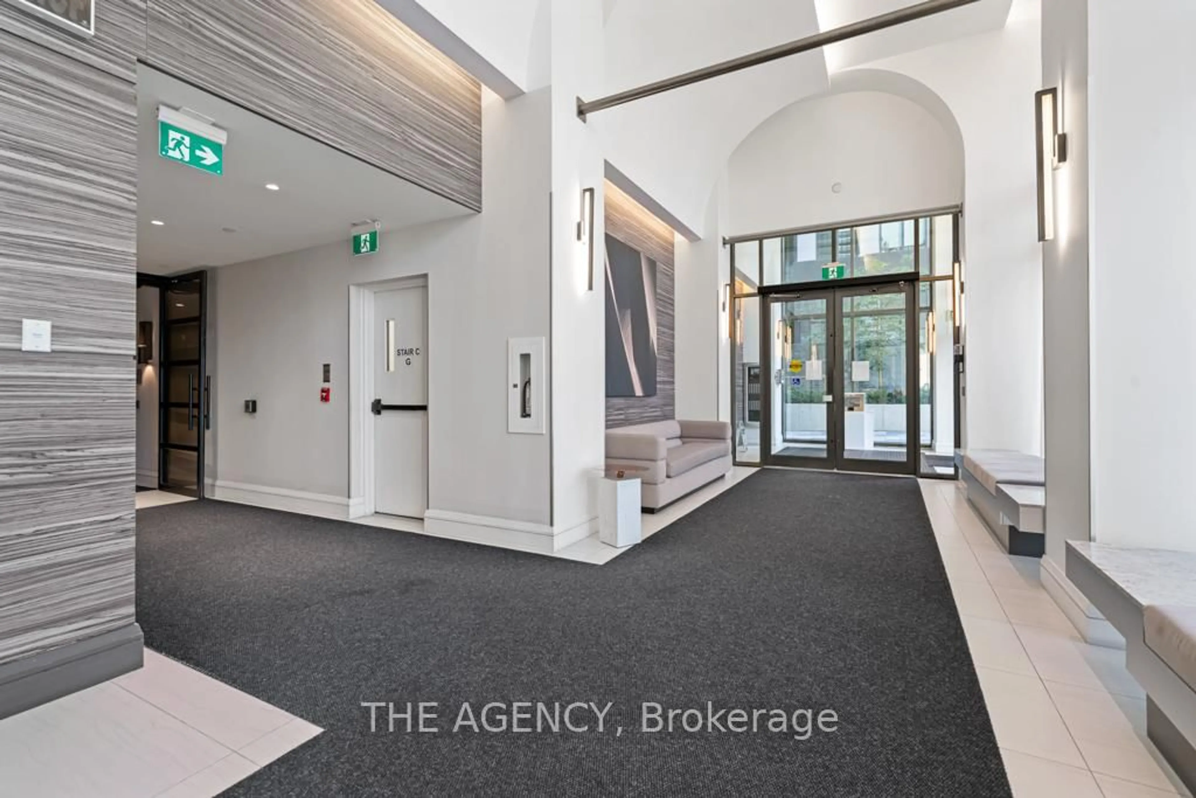 Indoor foyer for 39 Roehampton Ave #4506, Toronto Ontario M4P 0G1