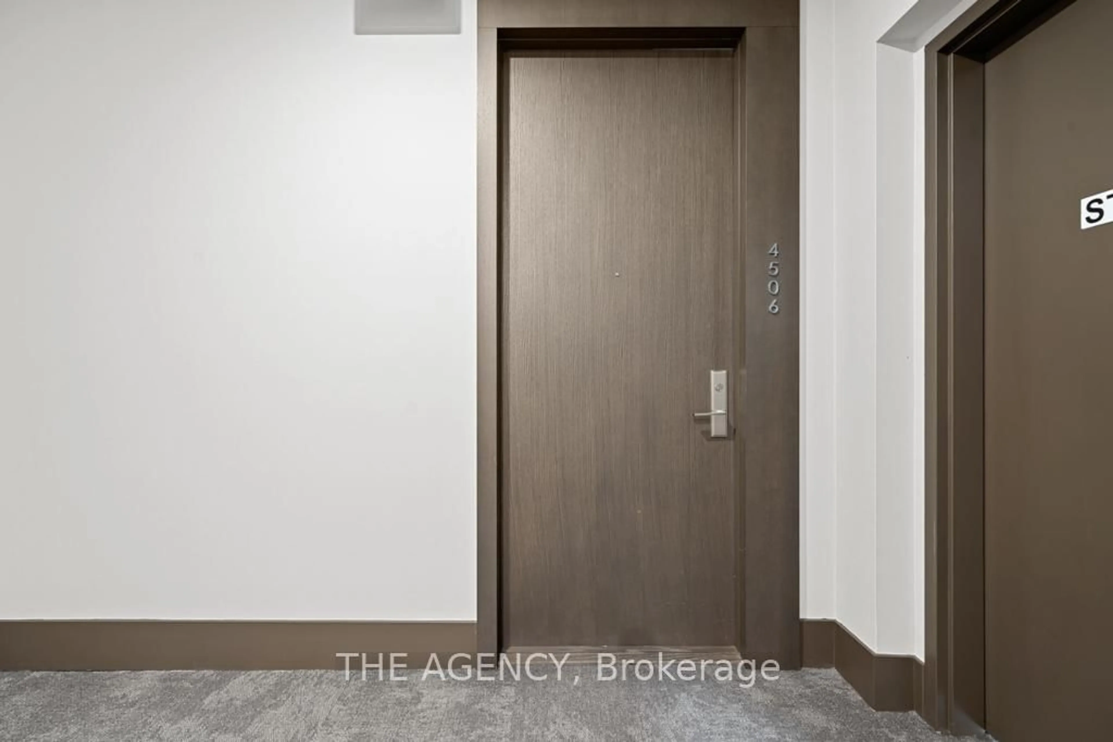 Indoor entryway for 39 Roehampton Ave #4506, Toronto Ontario M4P 0G1