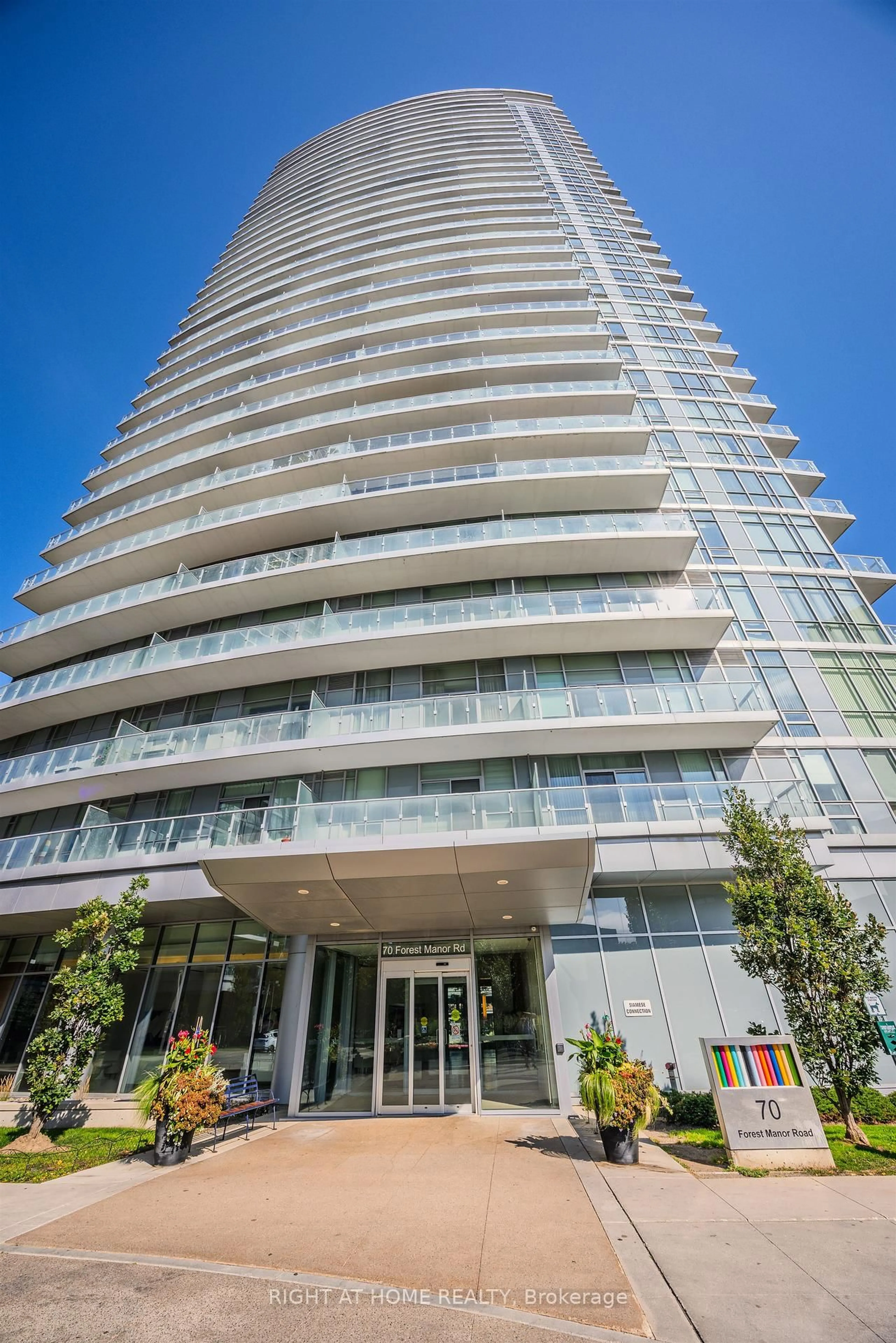 Indoor foyer for 70 Forest Manor Rd #206, Toronto Ontario M2J 0A9