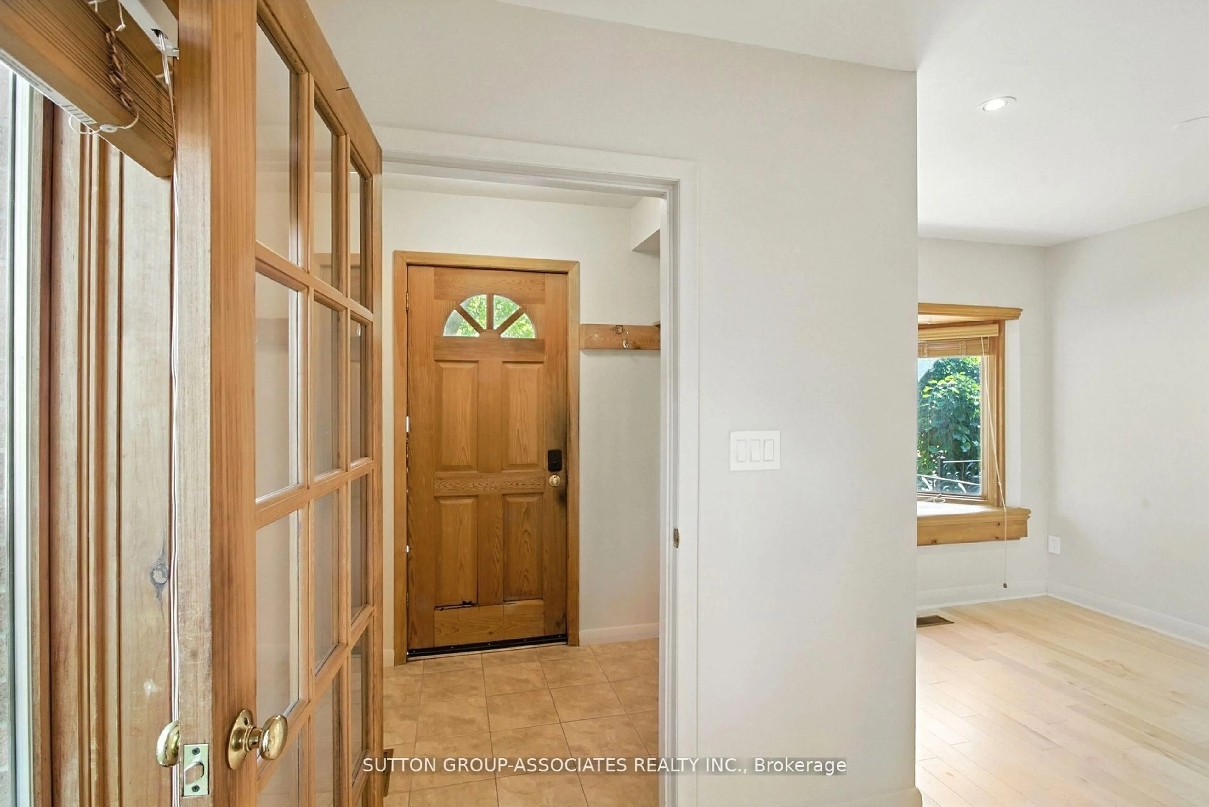 Indoor entryway for 250 Robert St, Toronto Ontario M5S 2K7