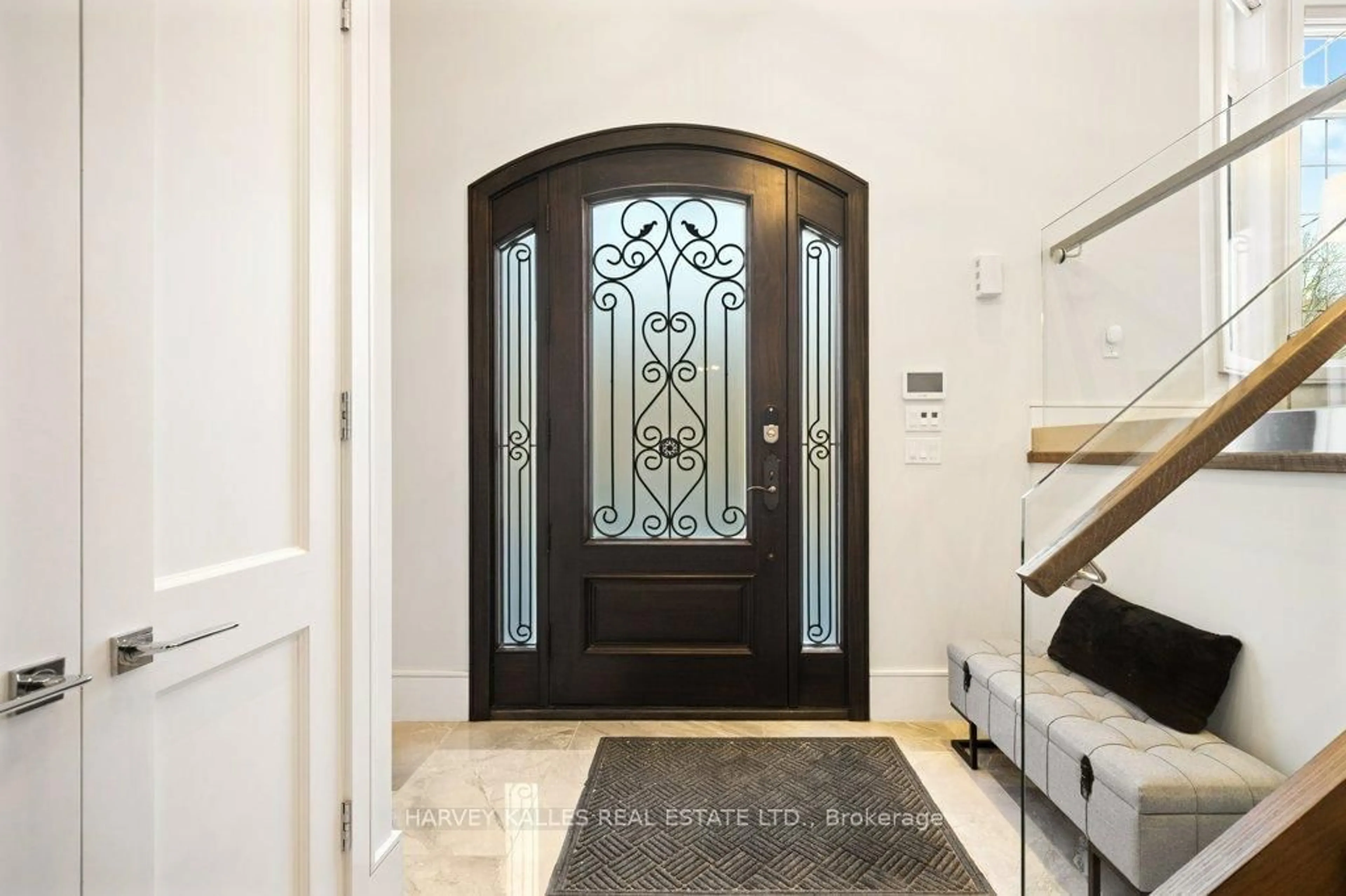 Indoor entryway for 20 Walker Rd, Toronto Ontario M2N 2K3