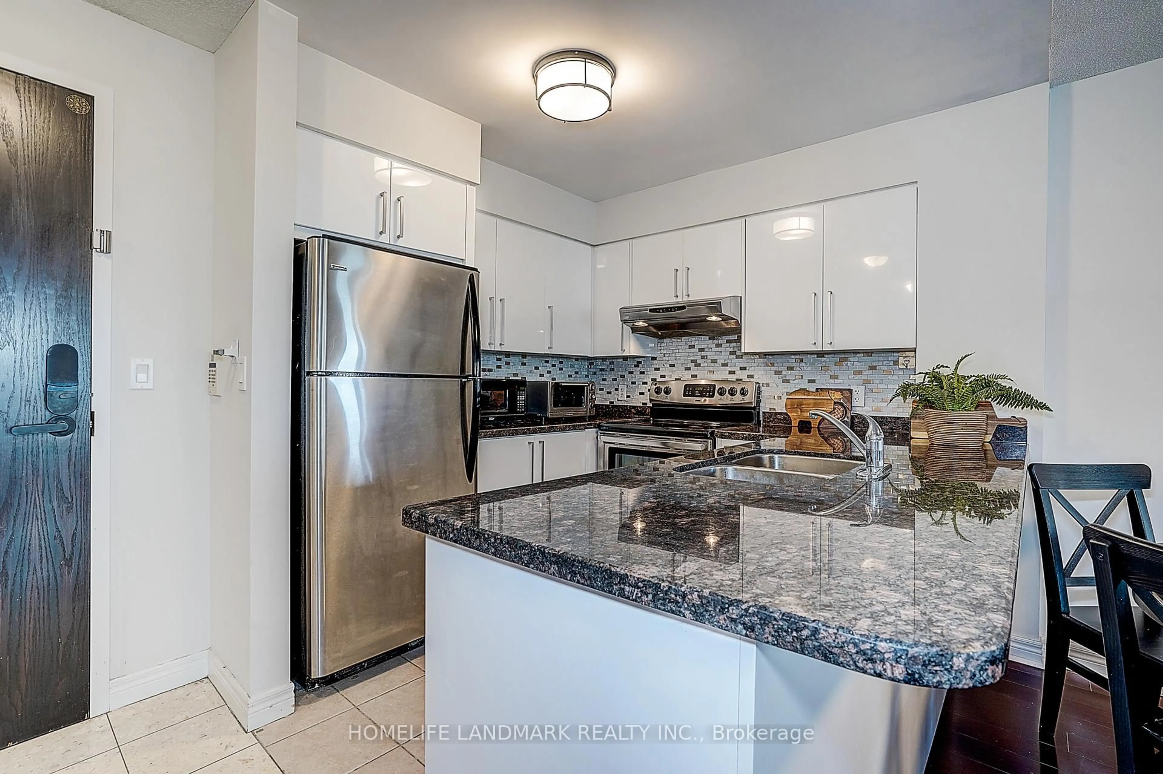 Standard kitchen, ceramic/tile floor for 23 Hollywood Ave #1107, Toronto Ontario M2N 7L8