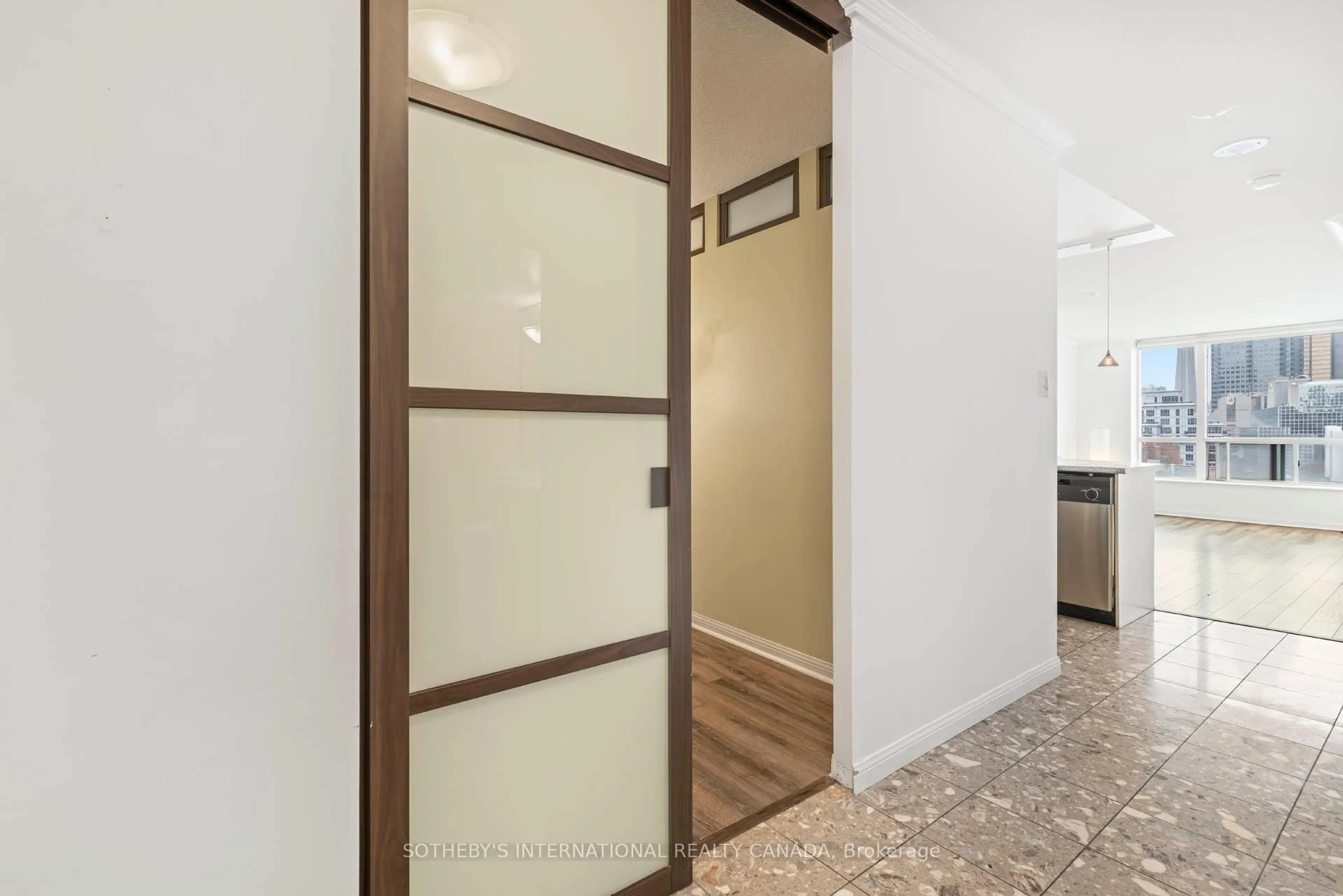 Indoor entryway for 109 Front St #1014, Toronto Ontario M5A 4P7