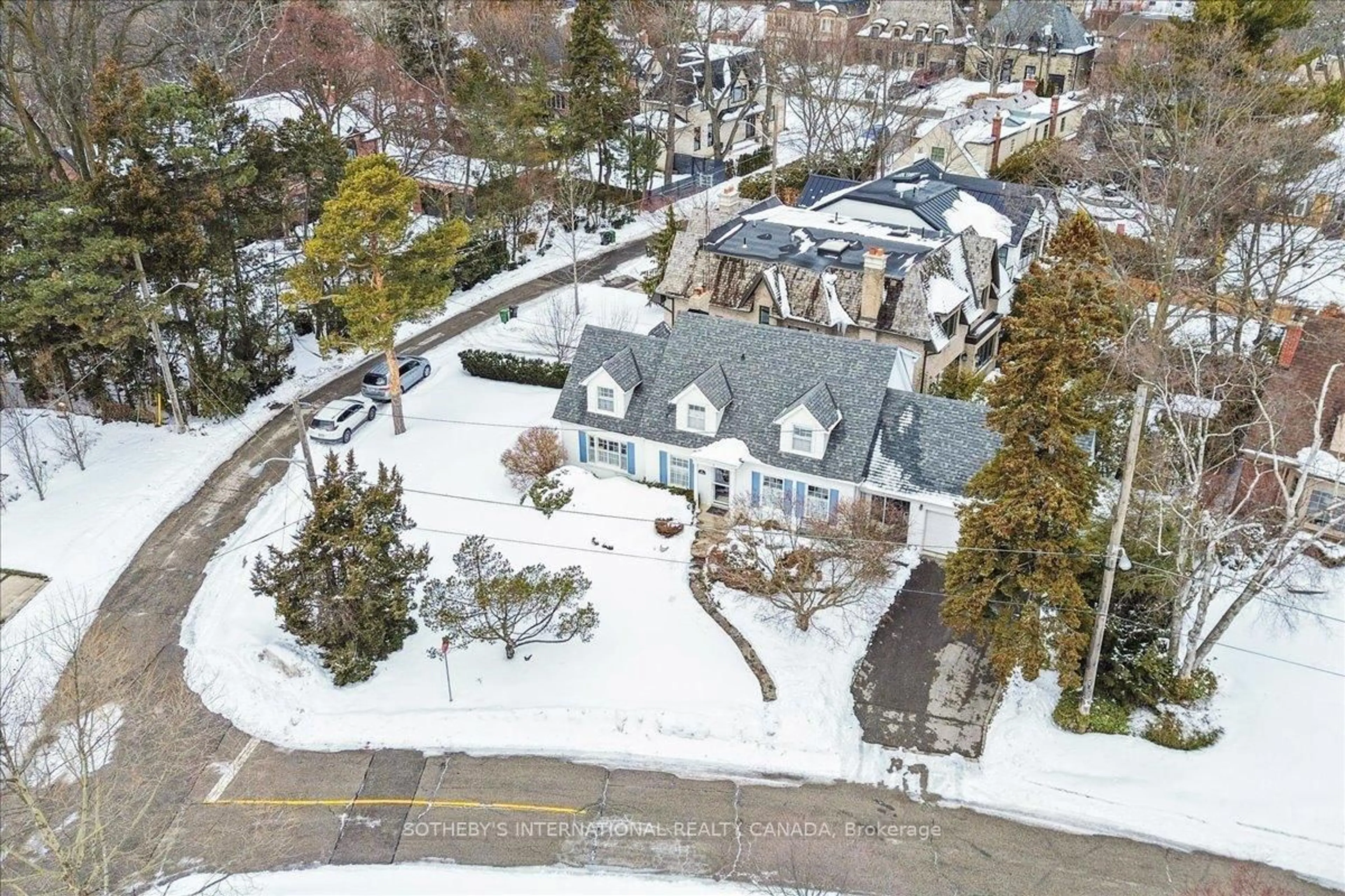A pic from outside/outdoor area/front of a property/back of a property/a pic from drone, street for 5 Moorehill Dr, Toronto Ontario M4G 1A2