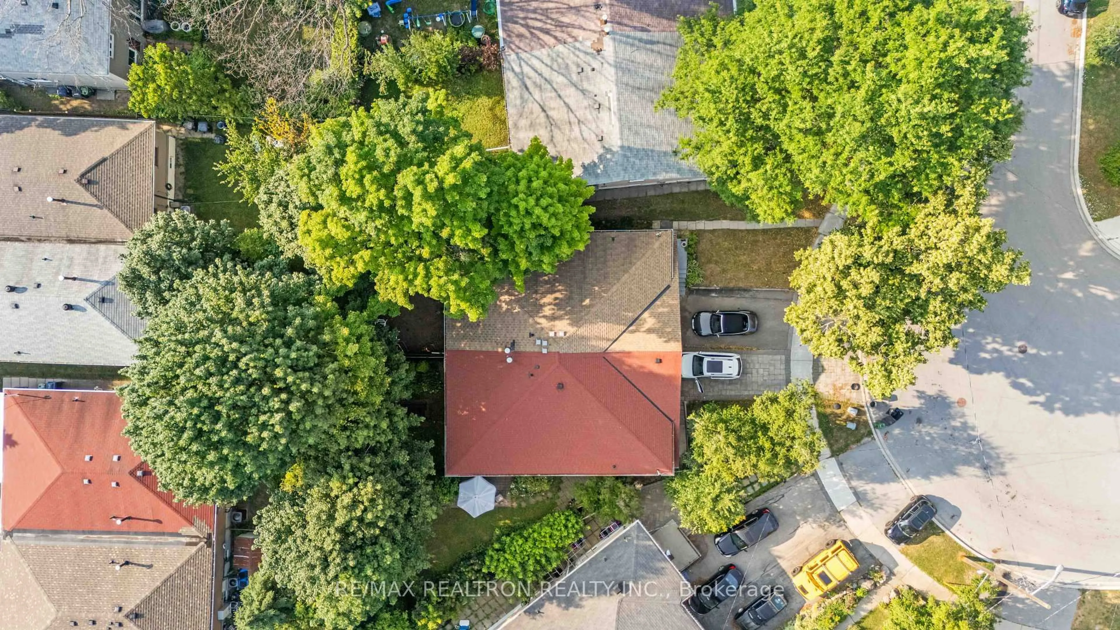 A pic from outside/outdoor area/front of a property/back of a property/a pic from drone, city buildings view from balcony for 92 Elise Terr, Toronto Ontario M2R 2X1