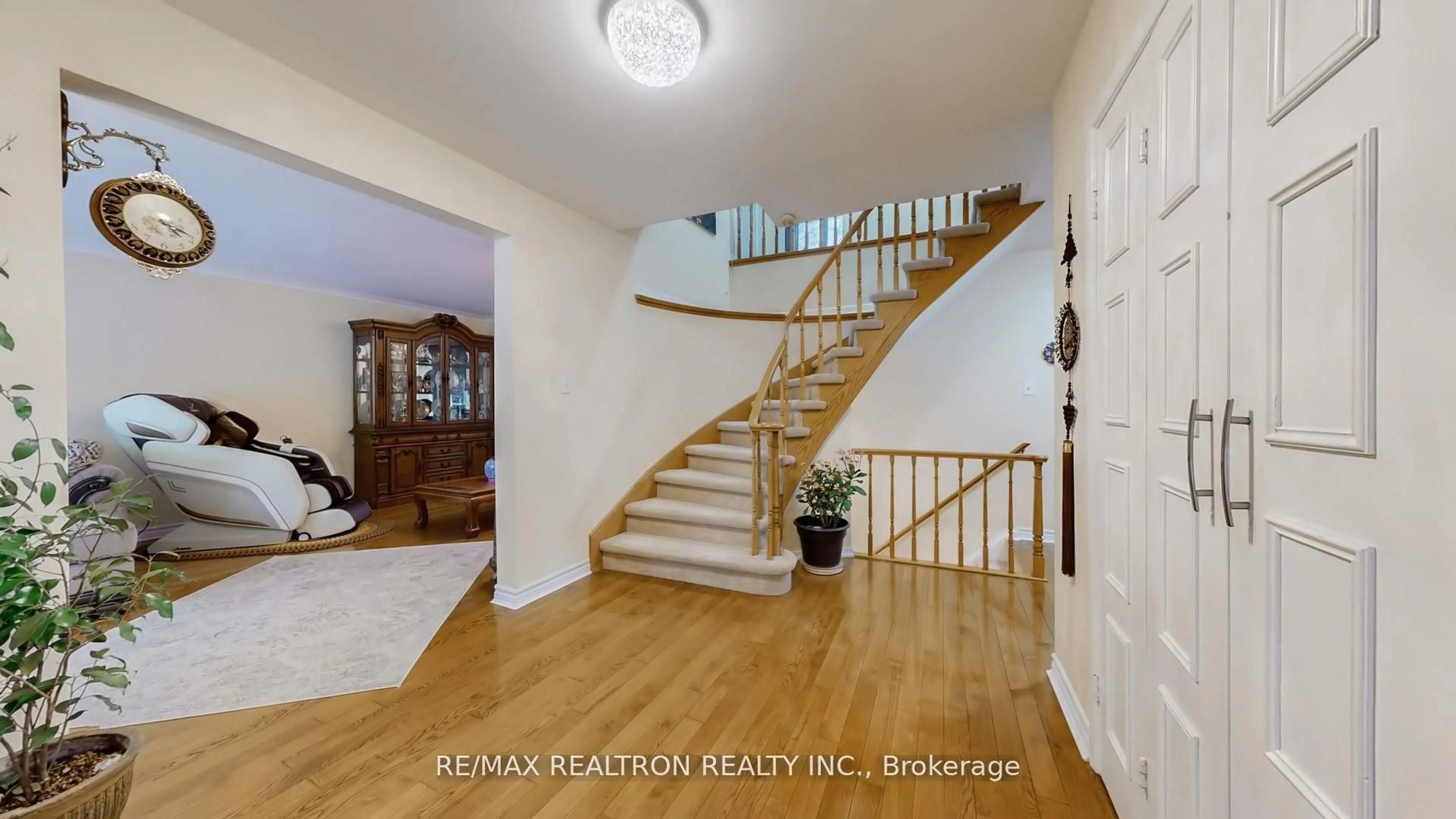 Indoor foyer for 6 Centurion Crt, Toronto Ontario M2K 2N4