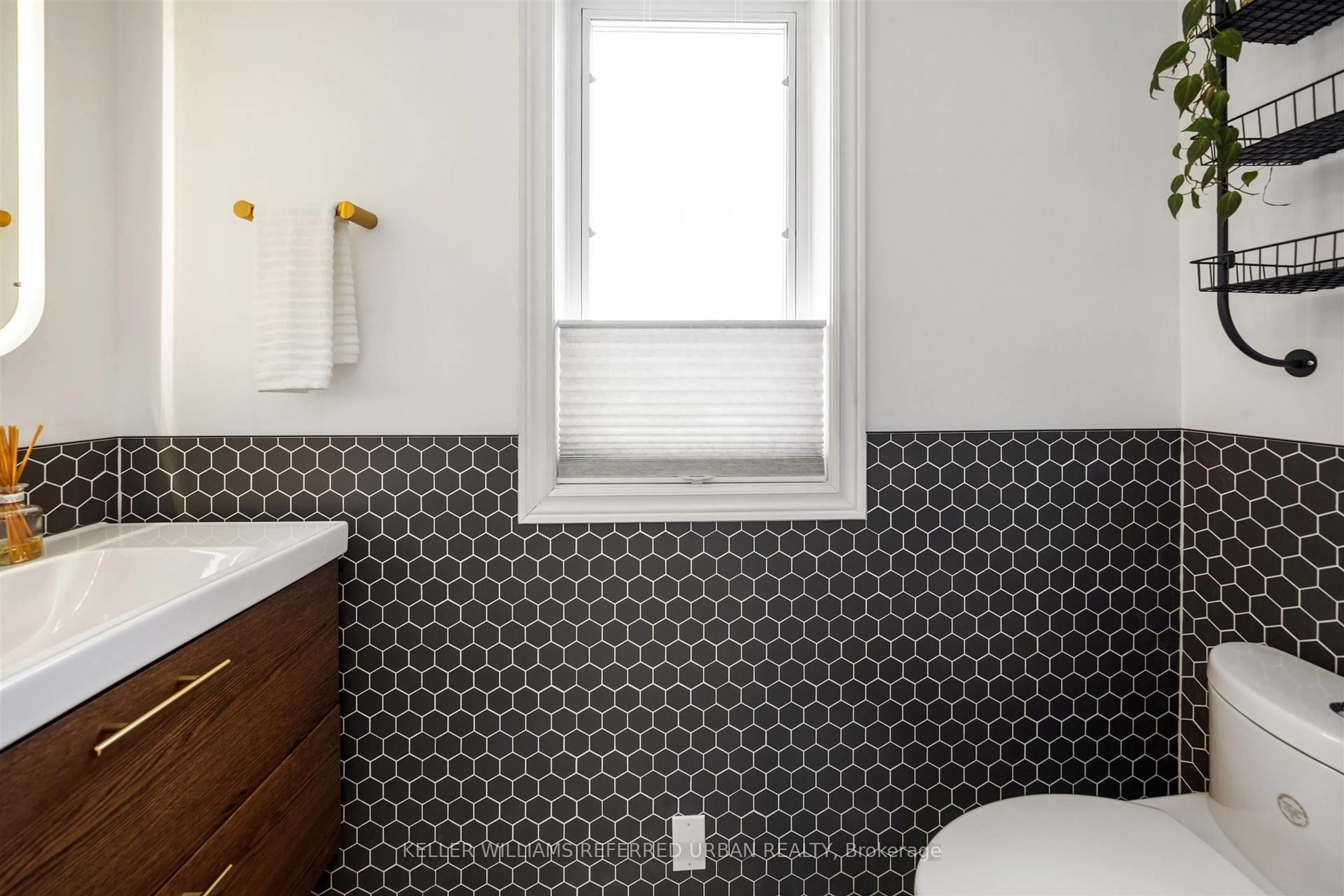Standard bathroom, ceramic/tile floor for 921 Adelaide St #D, Toronto Ontario M6J 3T2