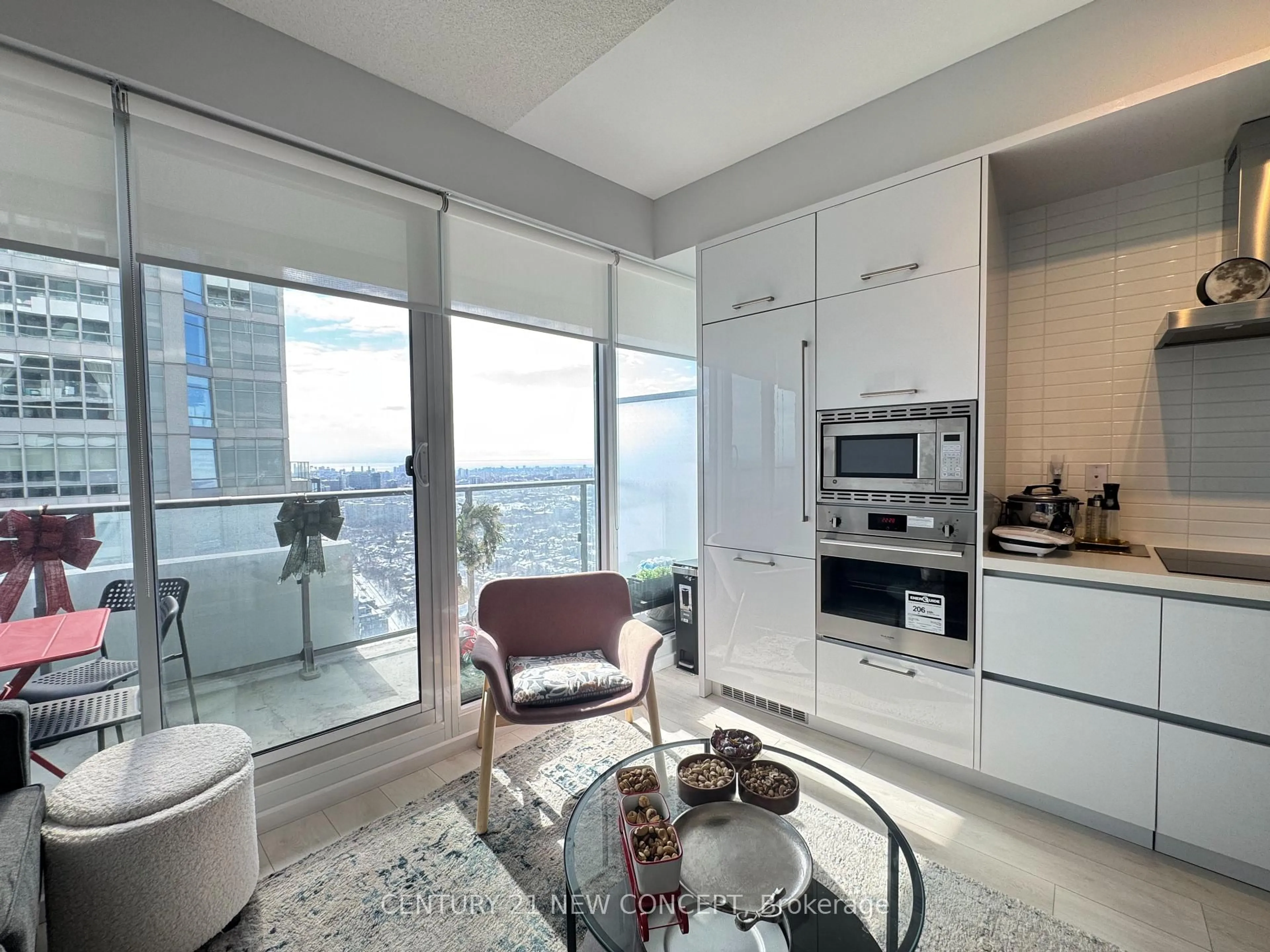 Unknown for 2221 Yonge St #4206, Toronto Ontario M4S 0B8