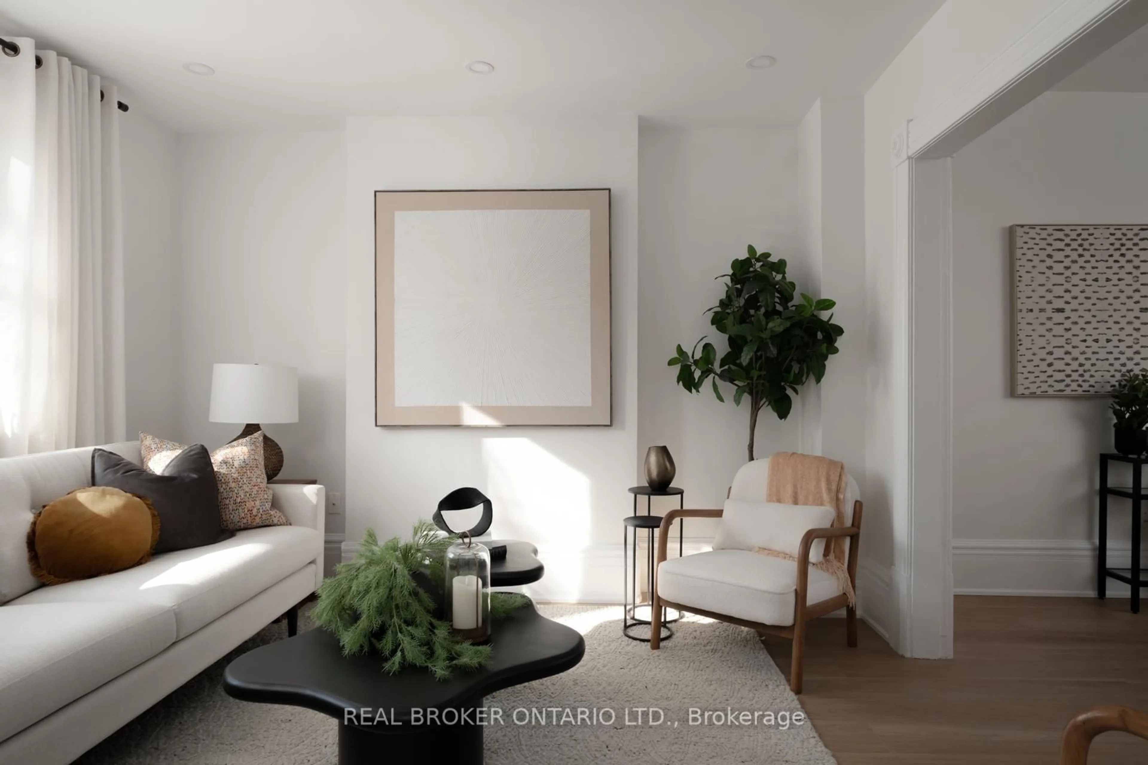 Living room with furniture, unknown for 157 Lippincott St, Toronto Ontario M5S 2P3