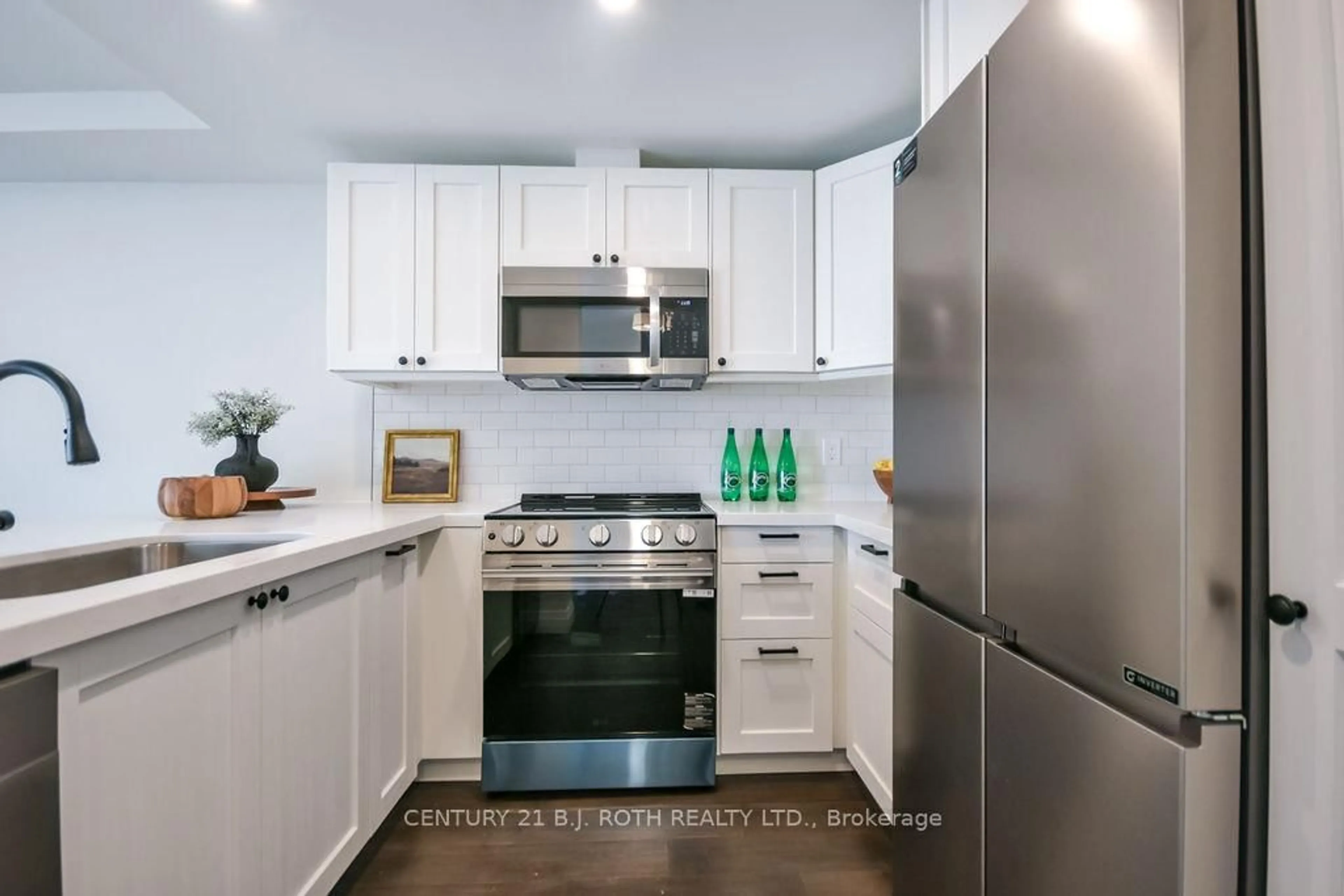 Standard kitchen, ceramic/tile floor for 268 Ridley Blvd #314, Toronto Ontario M5M 4N3