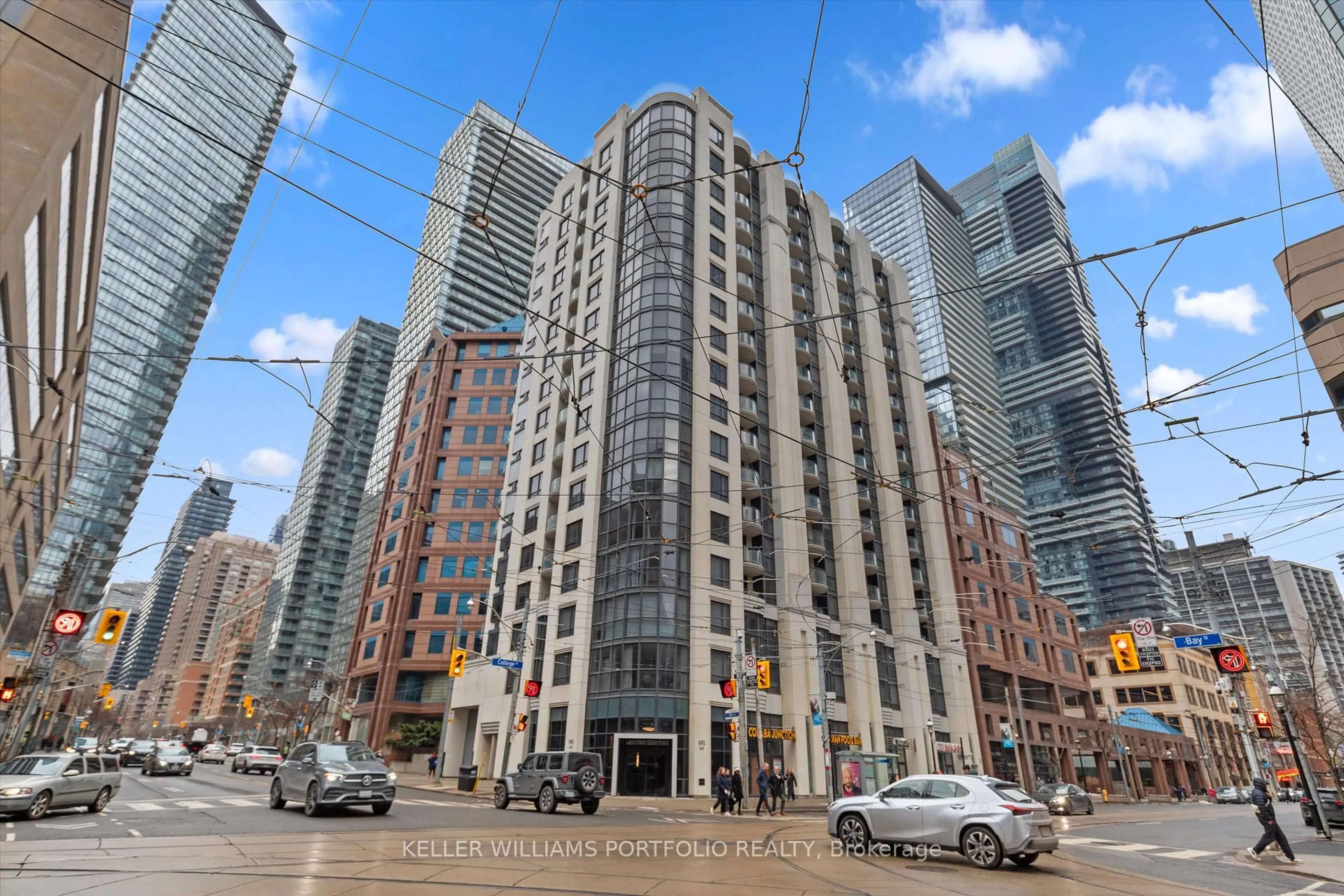 Indoor foyer for 801 Bay St #205, Toronto Ontario M5S 1Y9