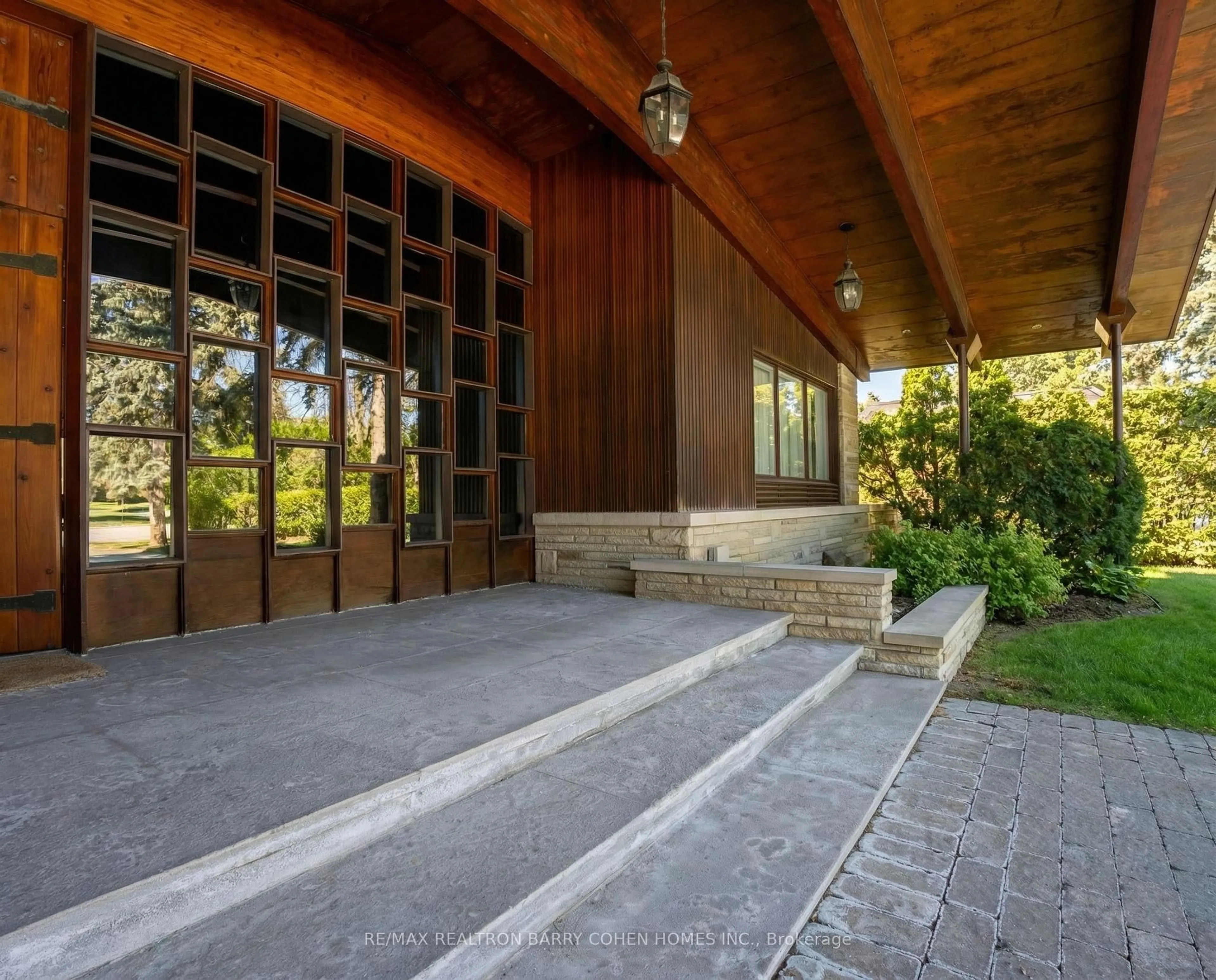 Indoor foyer for 28 Daleberry Pl, Toronto Ontario M3B 2A7