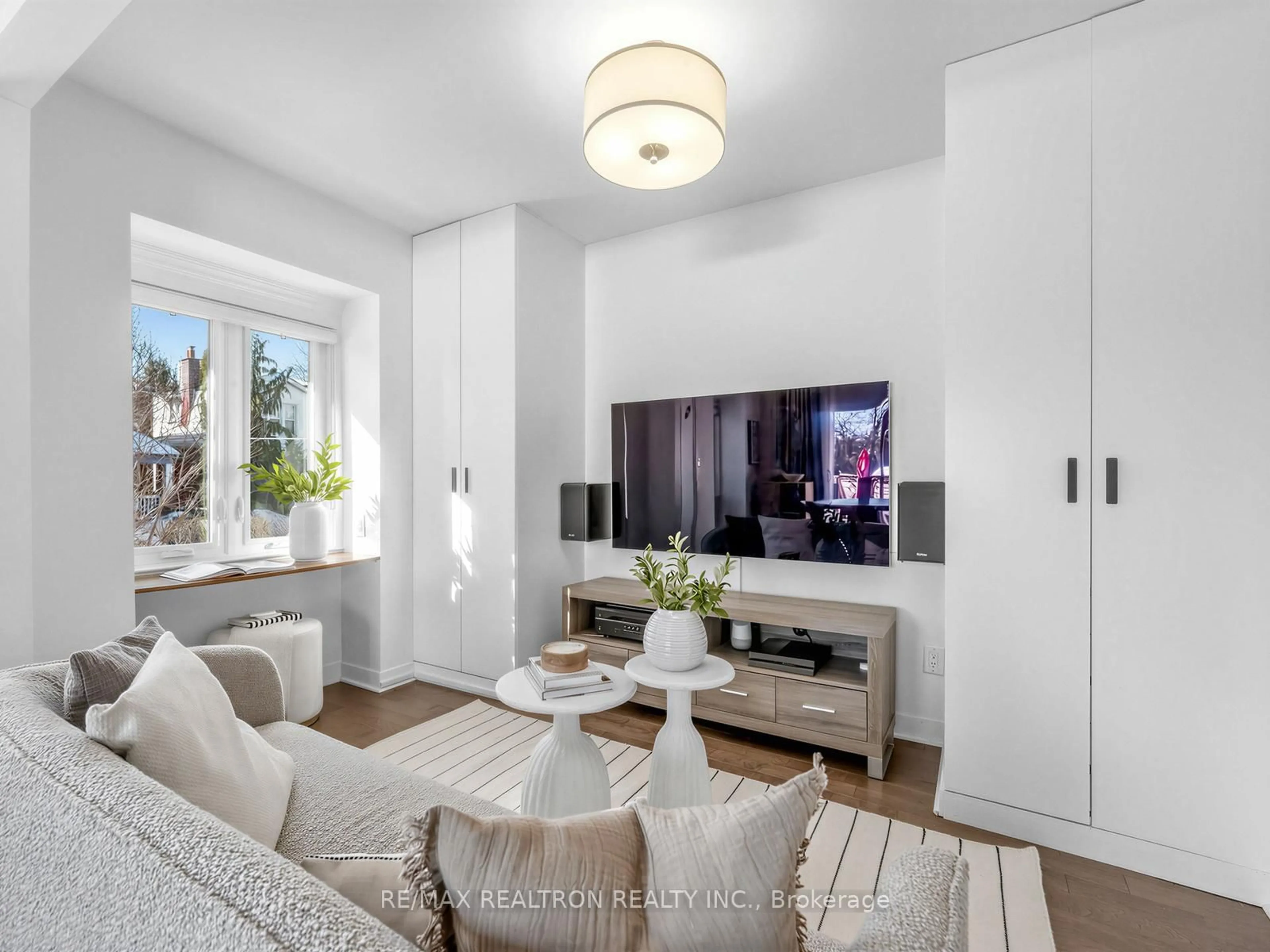 Living room with furniture, unknown for 319 Wychwood Ave, Toronto Ontario M6C 2T6