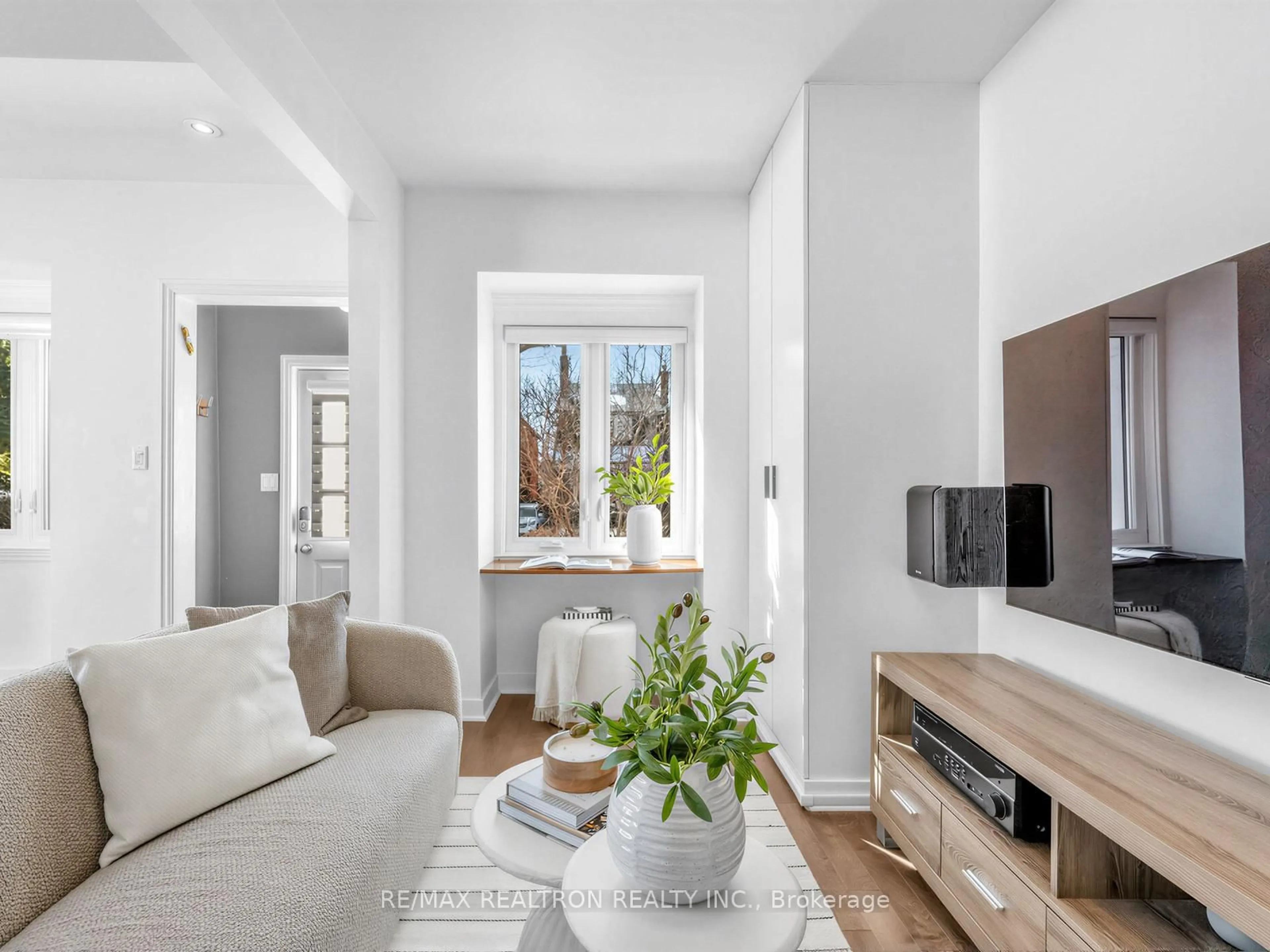 Living room with furniture, unknown for 319 Wychwood Ave, Toronto Ontario M6C 2T6