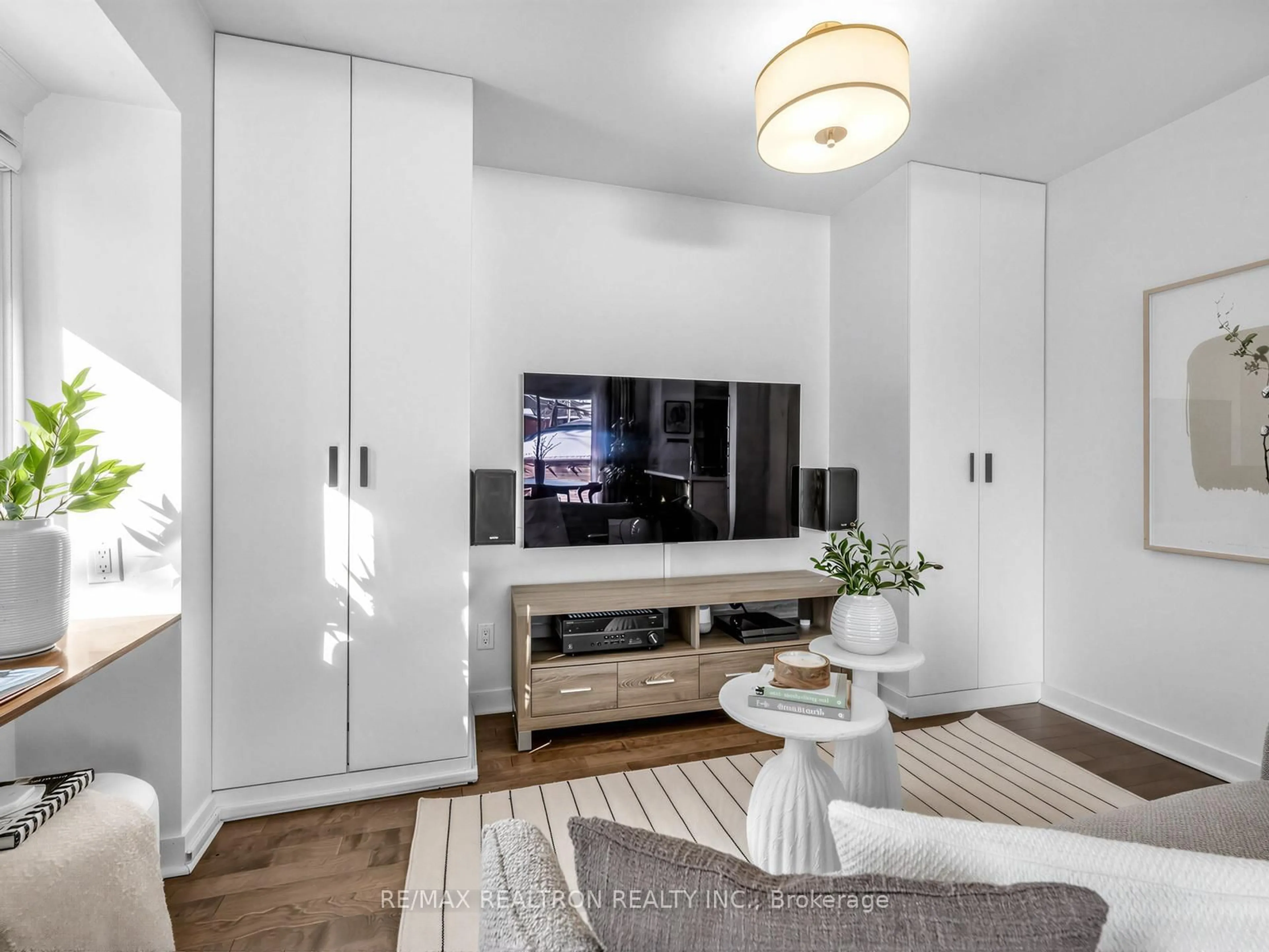 Home theater for 319 Wychwood Ave, Toronto Ontario M6C 2T6