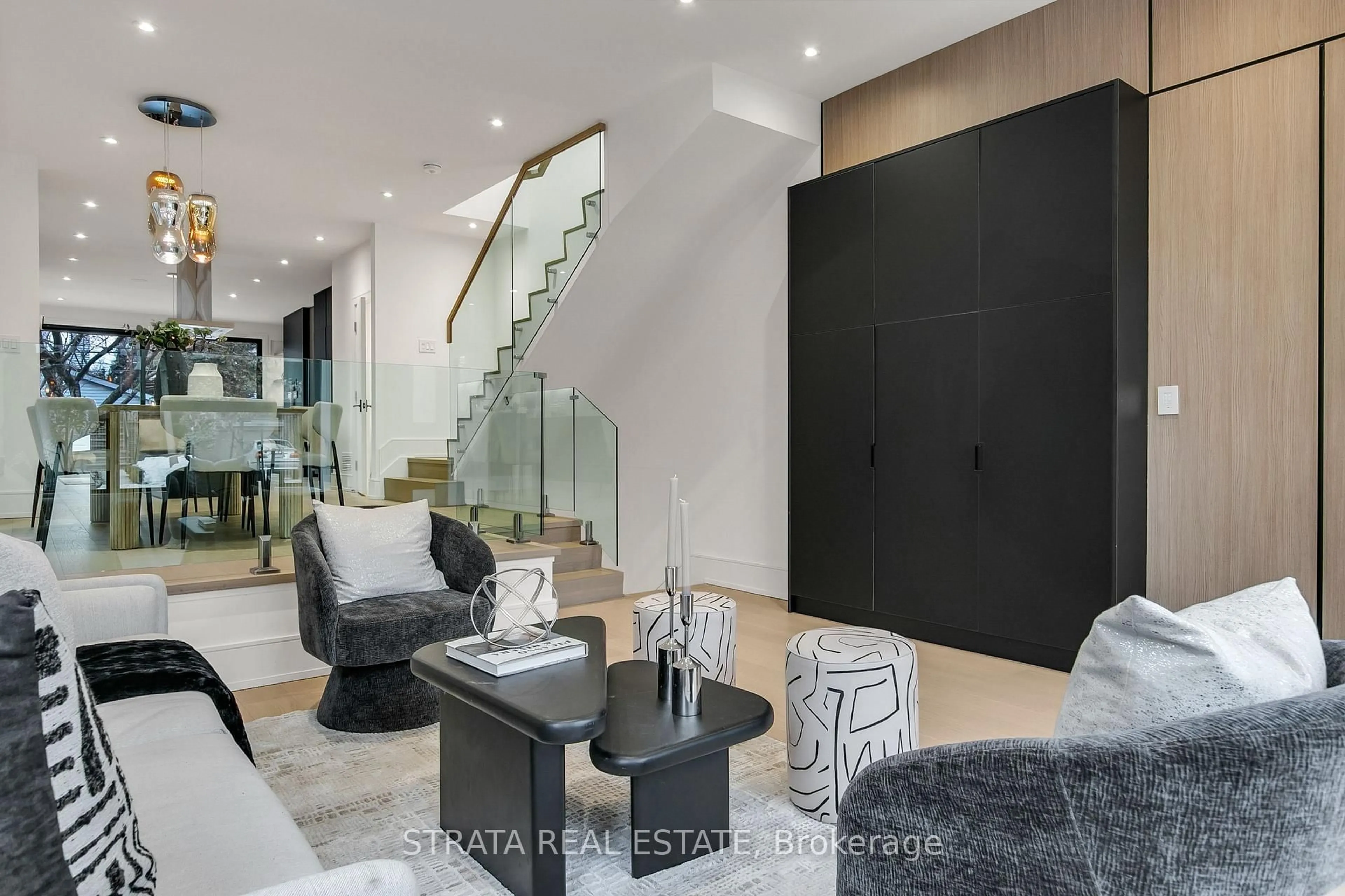 Indoor foyer for 354 Cleveland St, Toronto Ontario M4S 2W9