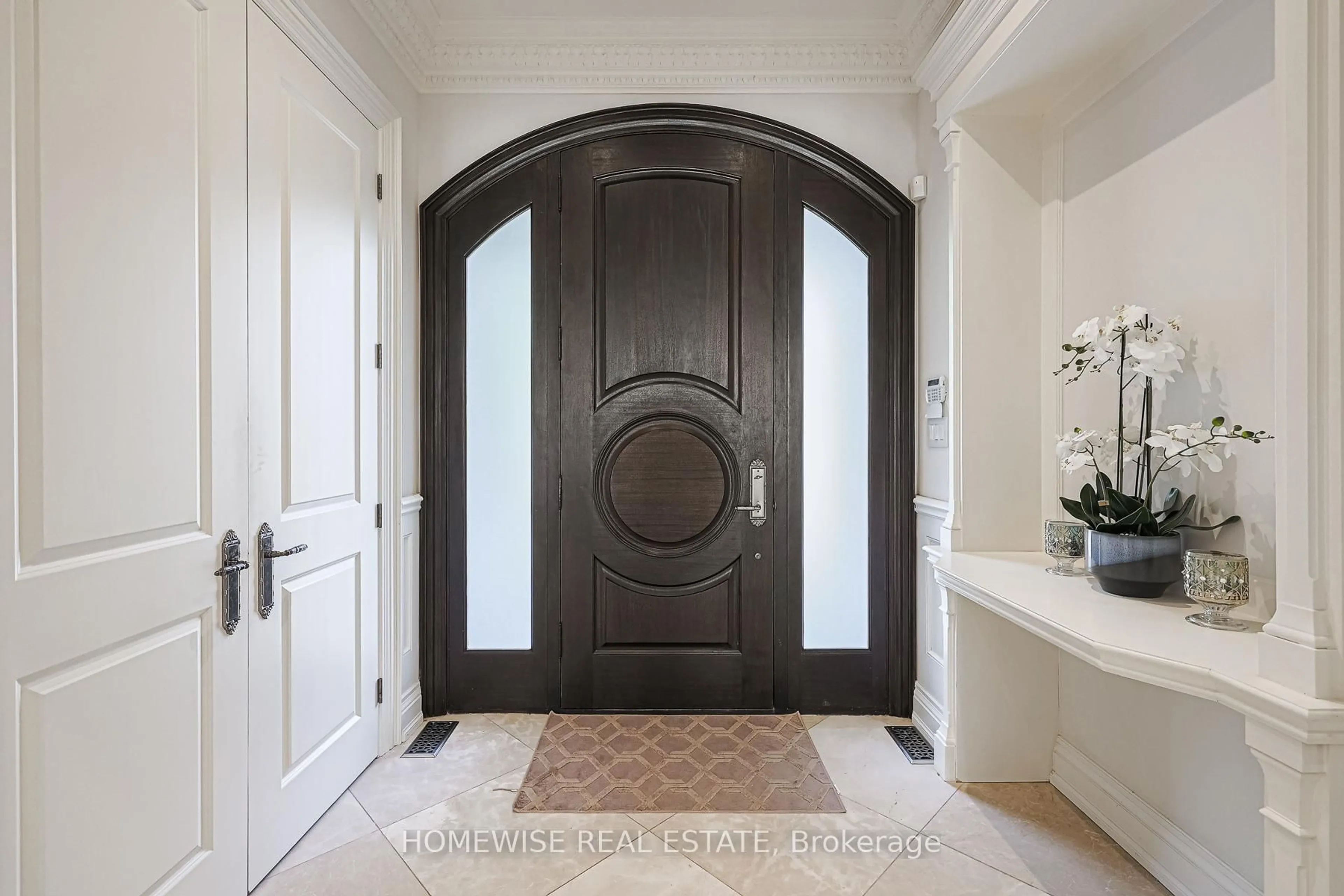 Indoor entryway for 2706 Bayview Ave, Toronto Ontario M2L 1B9