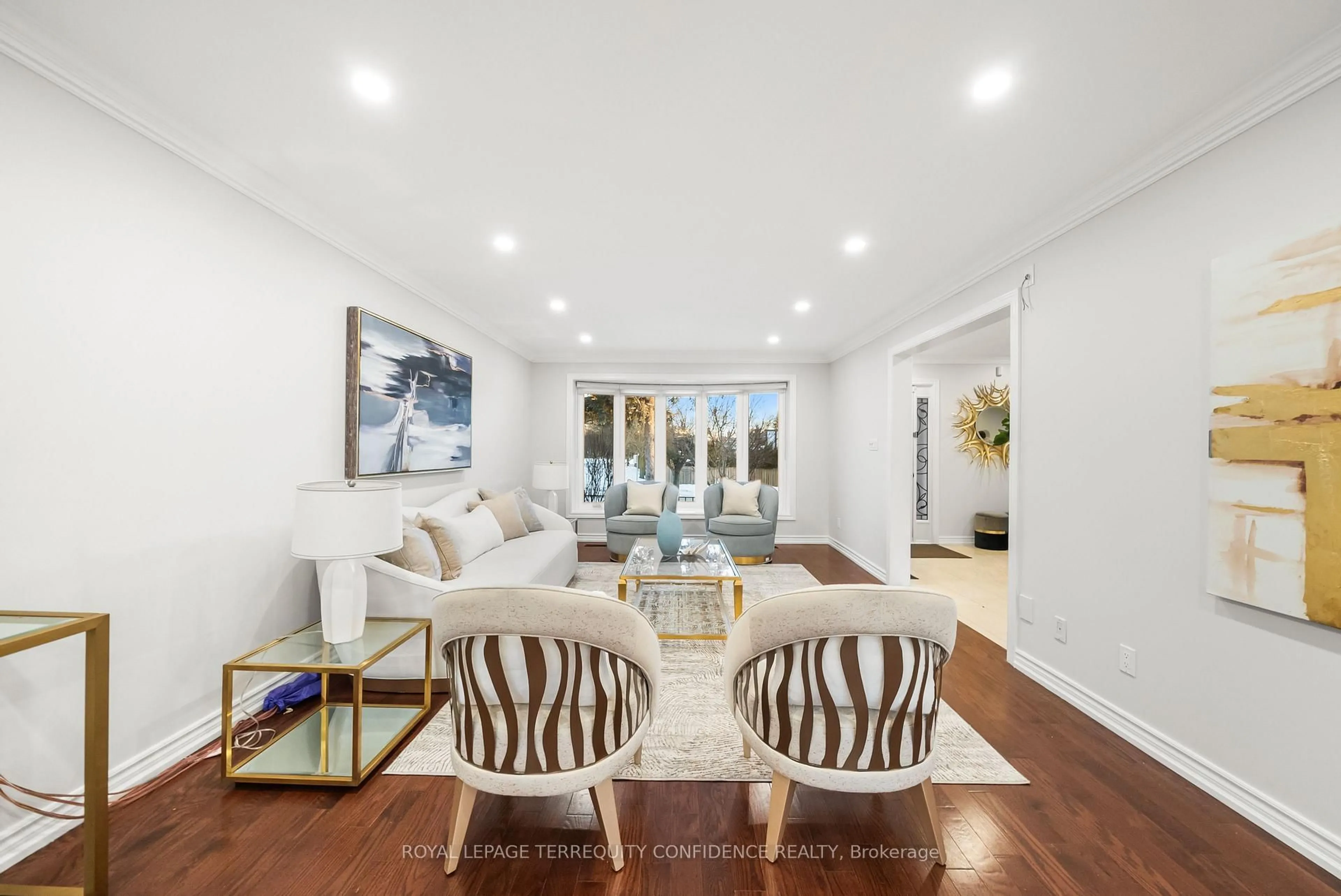 Living room with furniture, unknown for 84 Bestview Dr, Toronto Ontario M2M 2X9