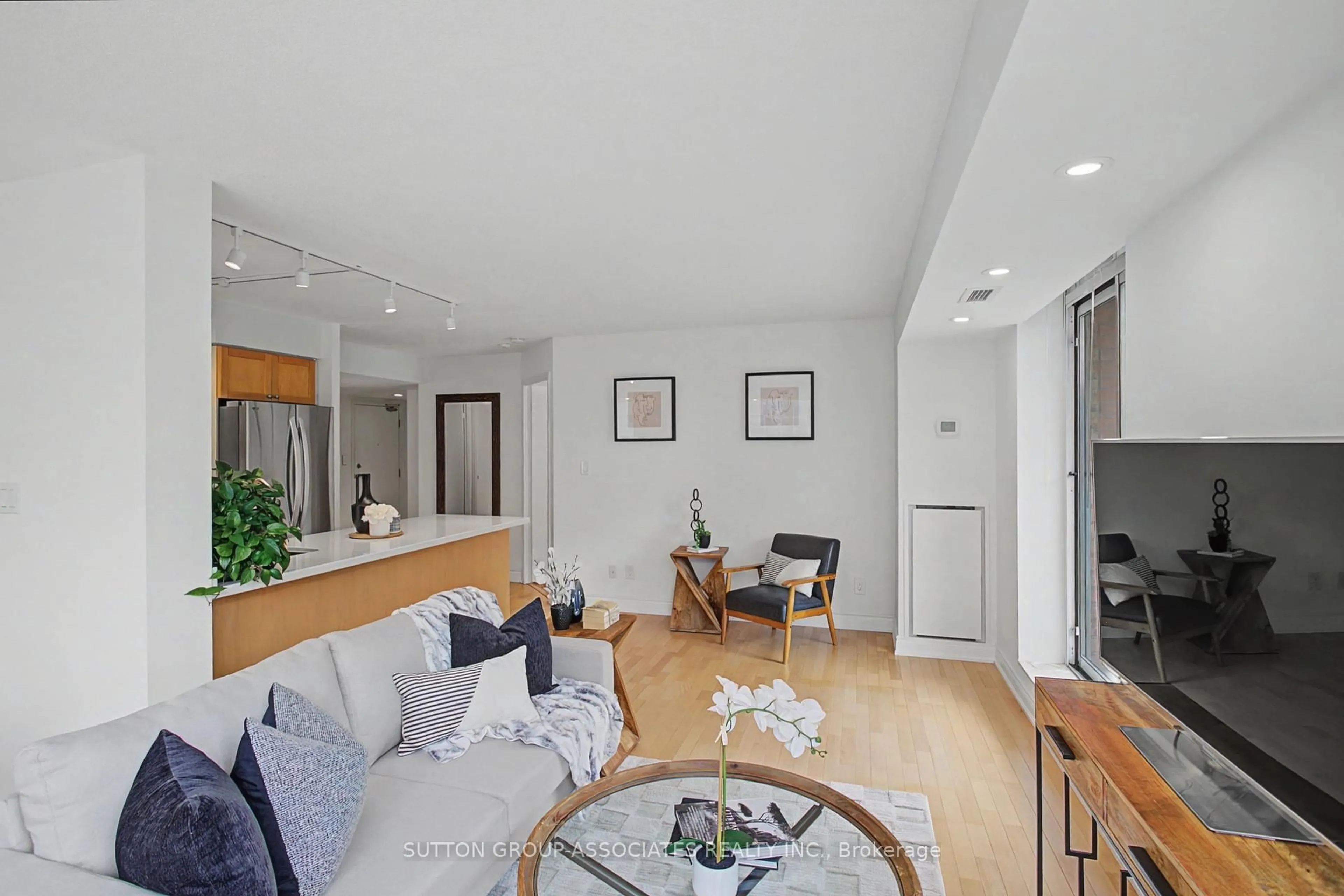 Living room with furniture, wood/laminate floor for 1000 King St #616, Toronto Ontario M6K 3N1