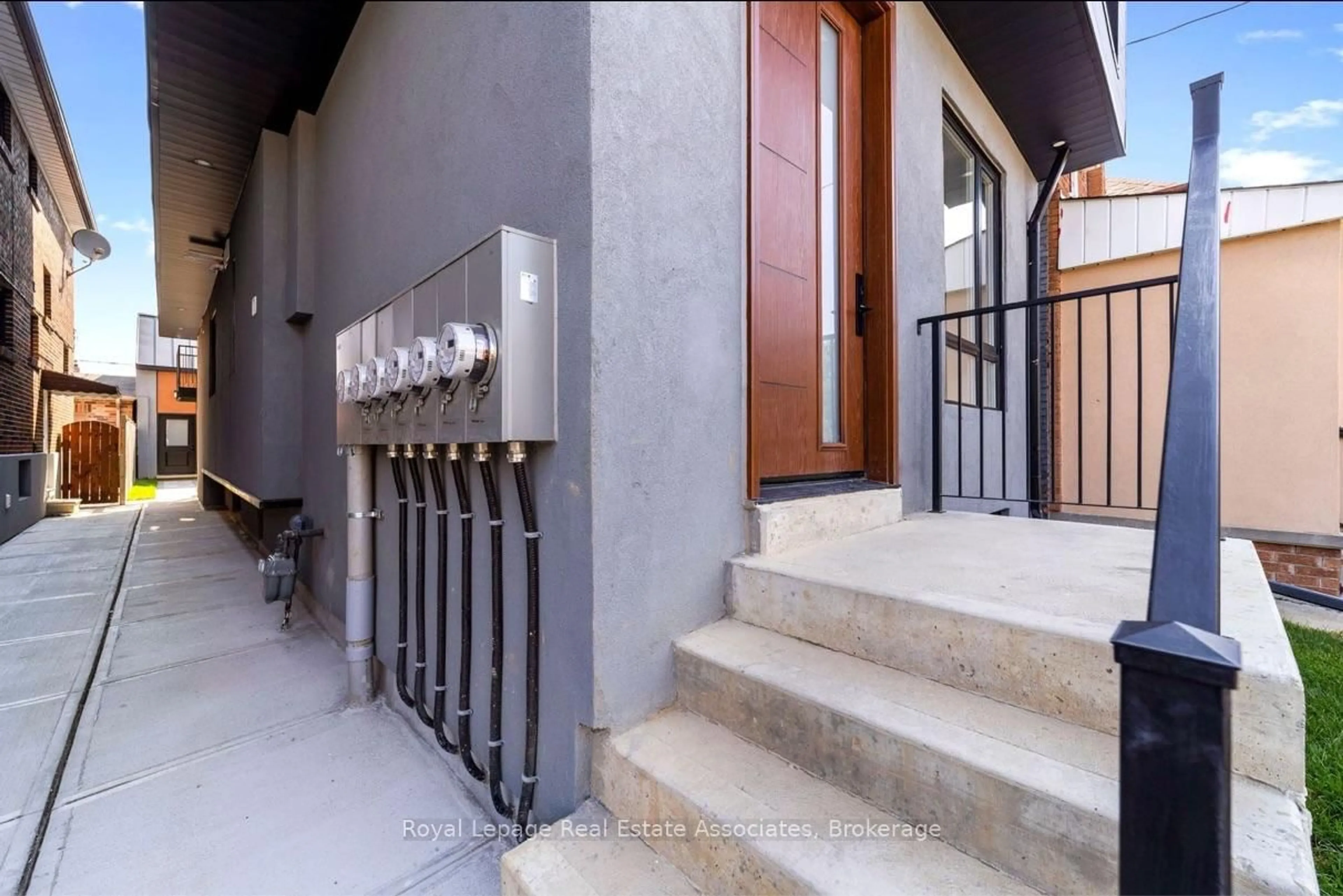 Indoor foyer for 531 Delaware Ave, Toronto Ontario M6H 2V3