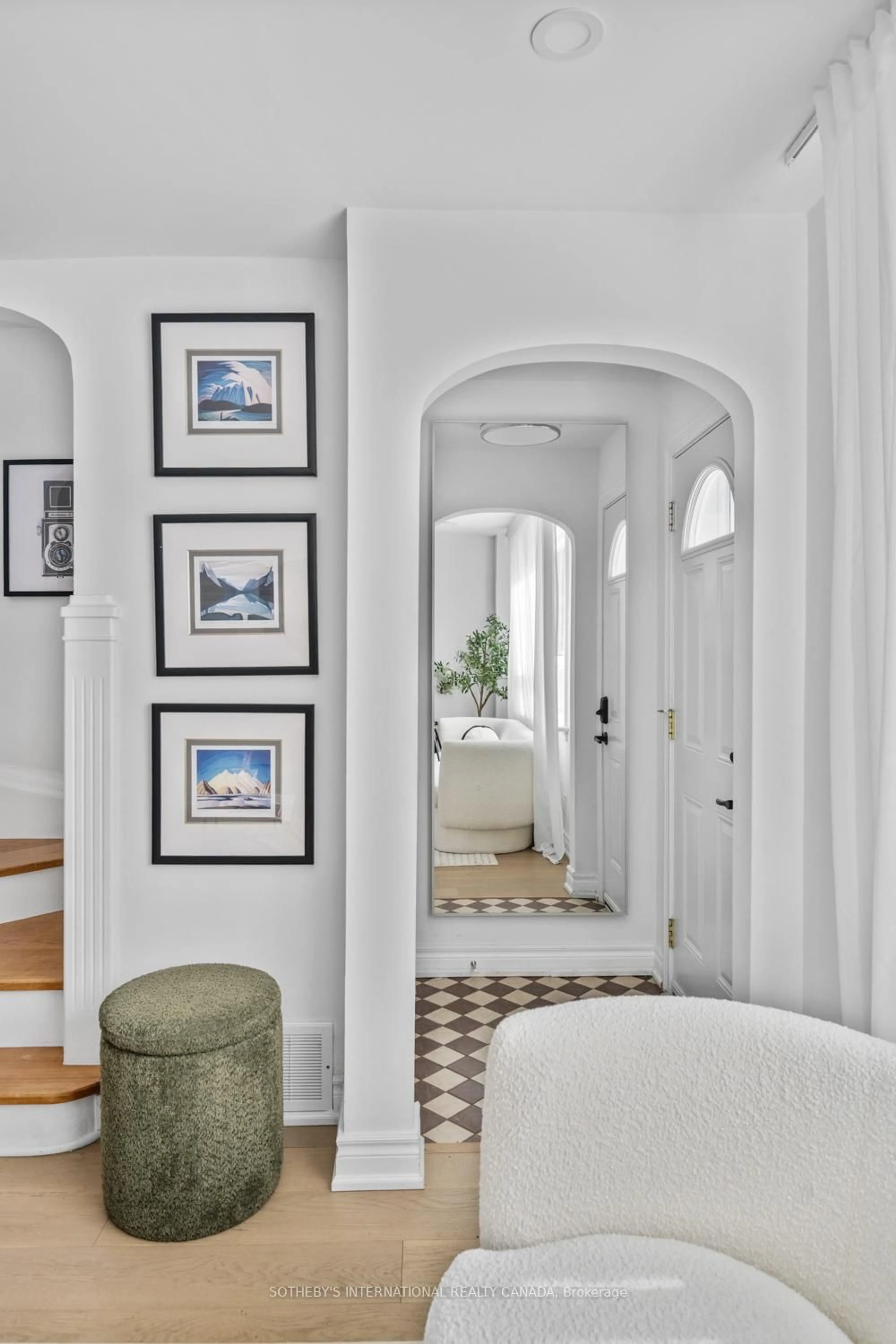 Indoor entryway for 114 Glenvale Blvd, Toronto Ontario M4G 2V9