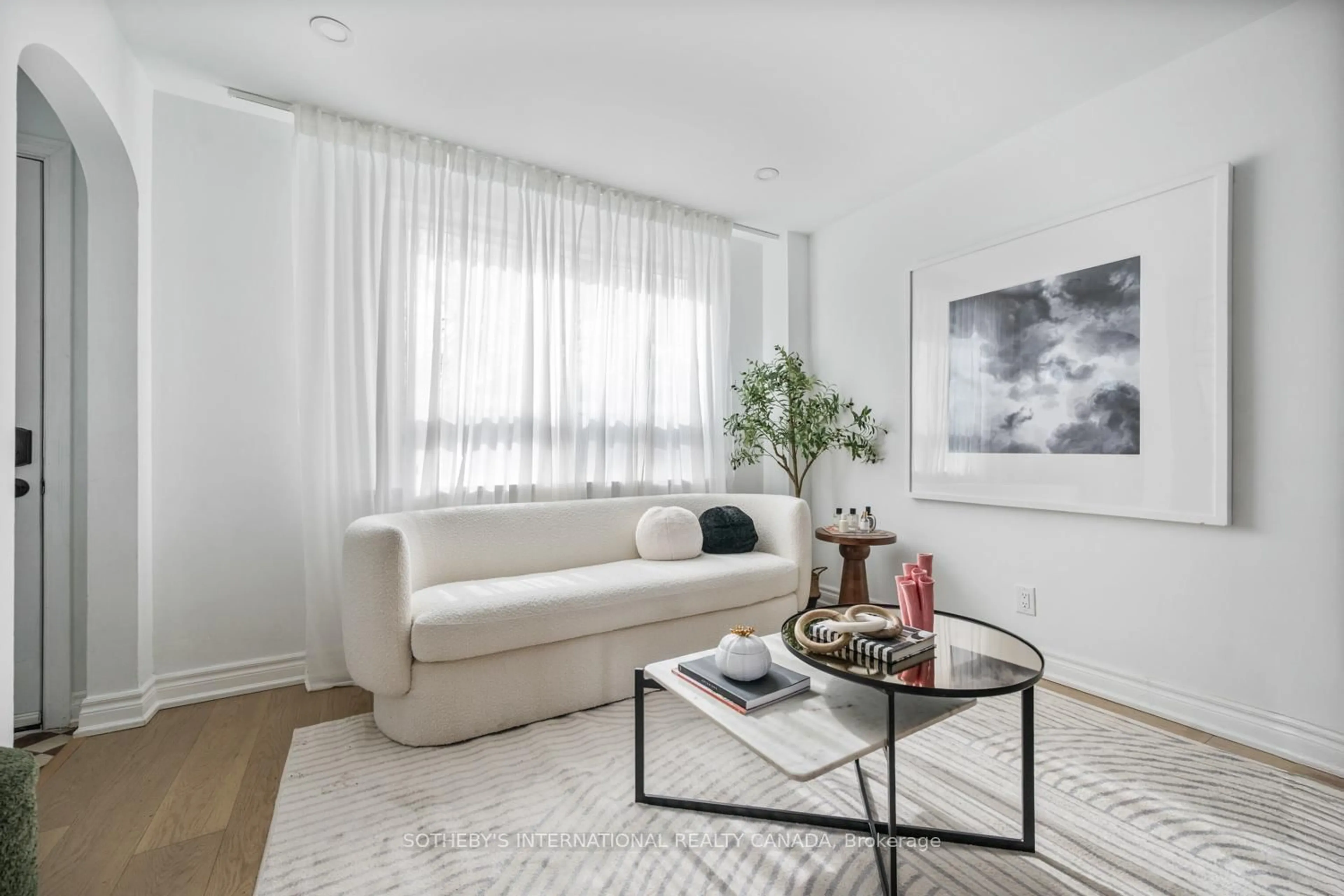 Living room with furniture, unknown for 114 Glenvale Blvd, Toronto Ontario M4G 2V9