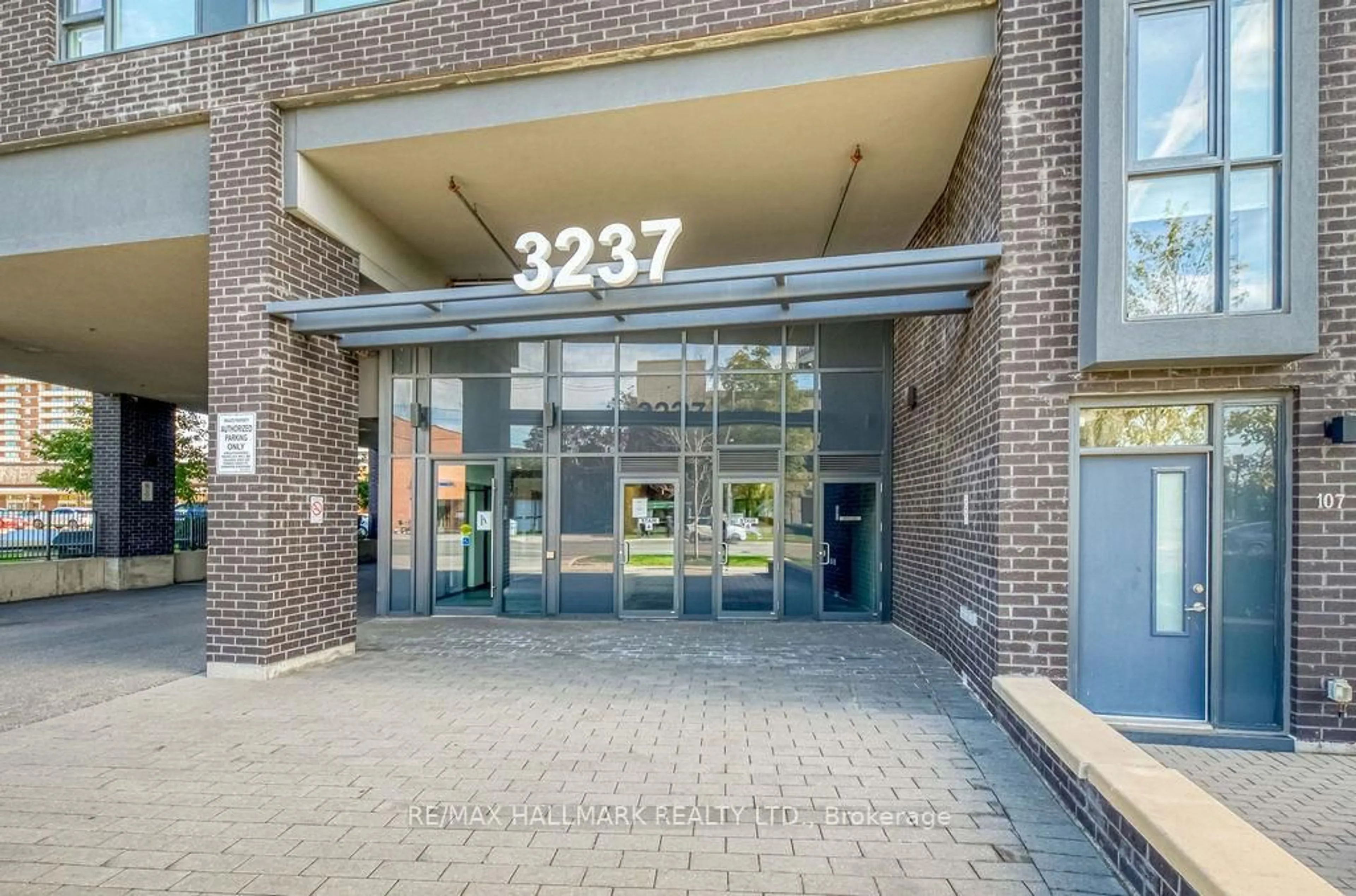 Indoor foyer for 3237 Bayview Ave #302, Toronto Ontario M2K 0G1