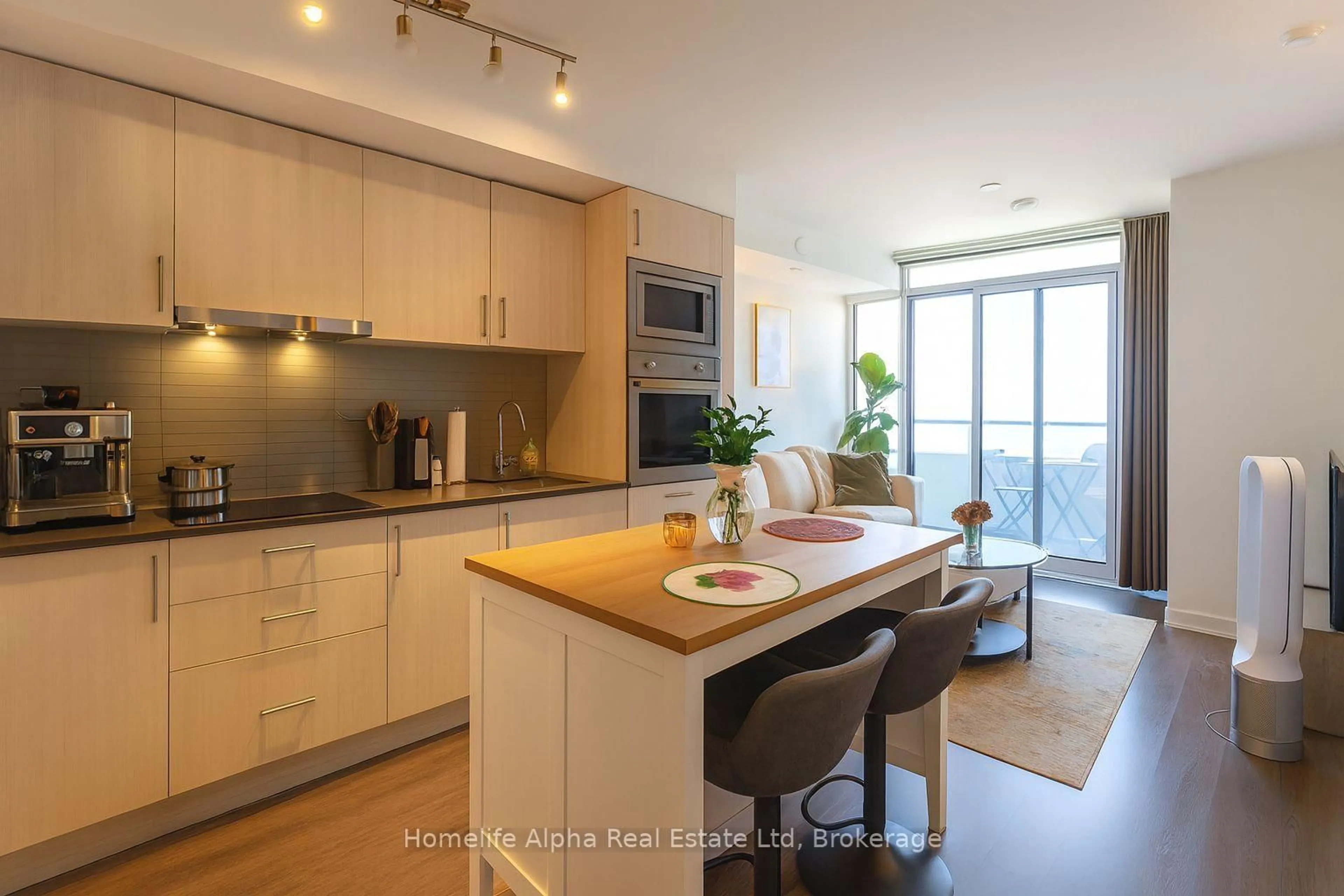 Unknown for 576 Front St #704, Toronto Ontario M5V 0P8
