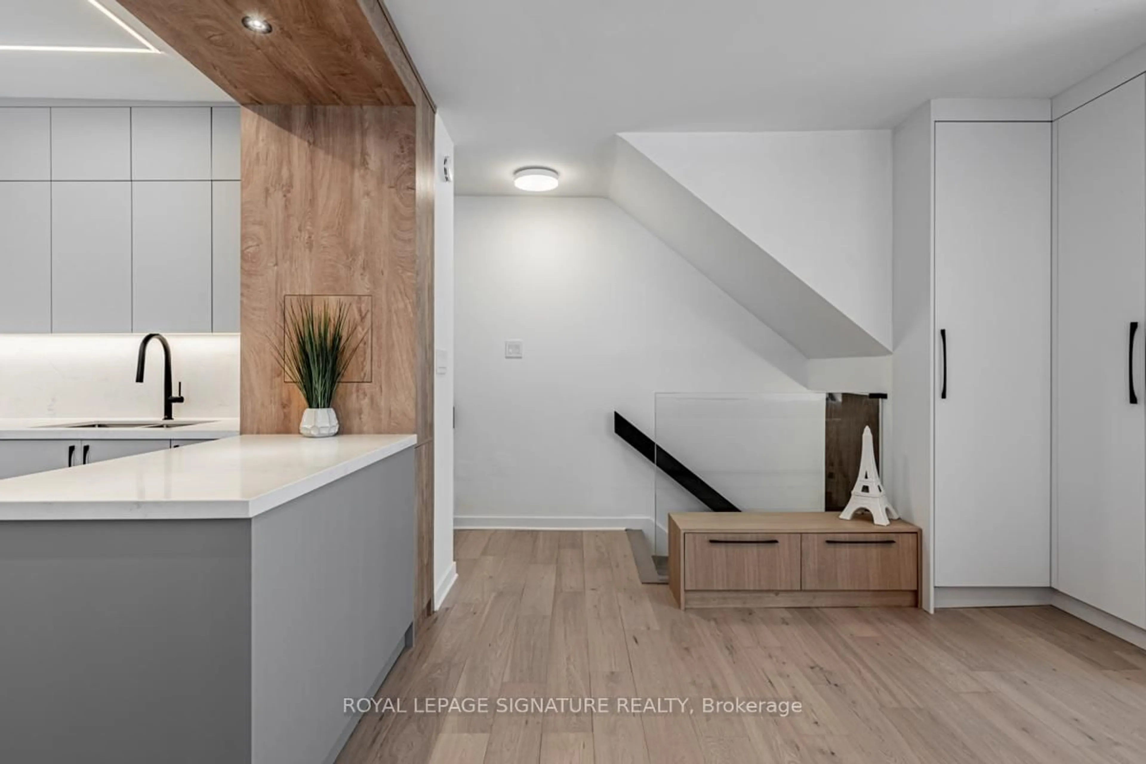 Indoor entryway for 33 Harbour Sq #1035, Toronto Ontario M5J 2G2