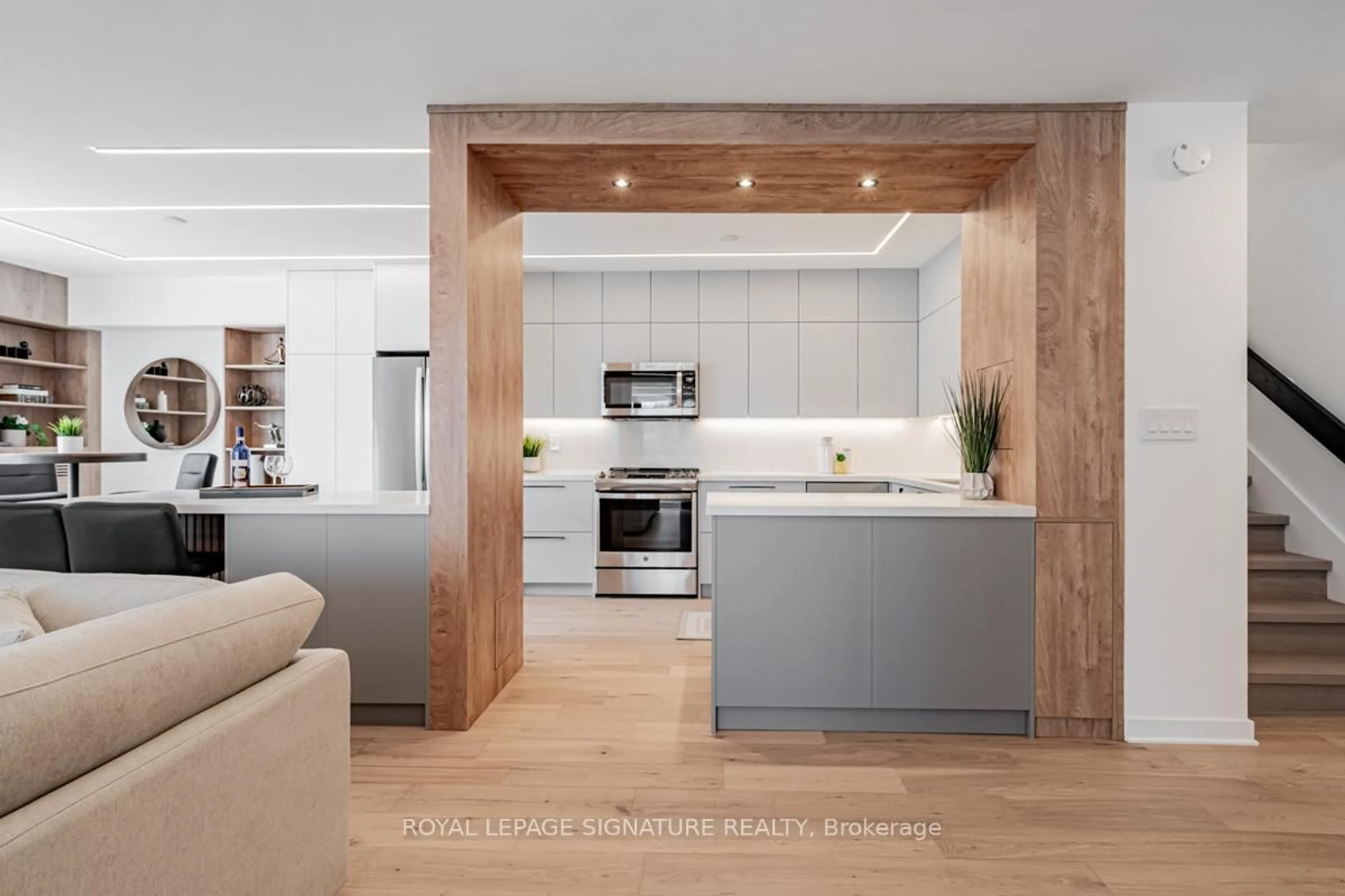 Open concept kitchen, wood/laminate floor for 33 Harbour Sq #1035, Toronto Ontario M5J 2G2